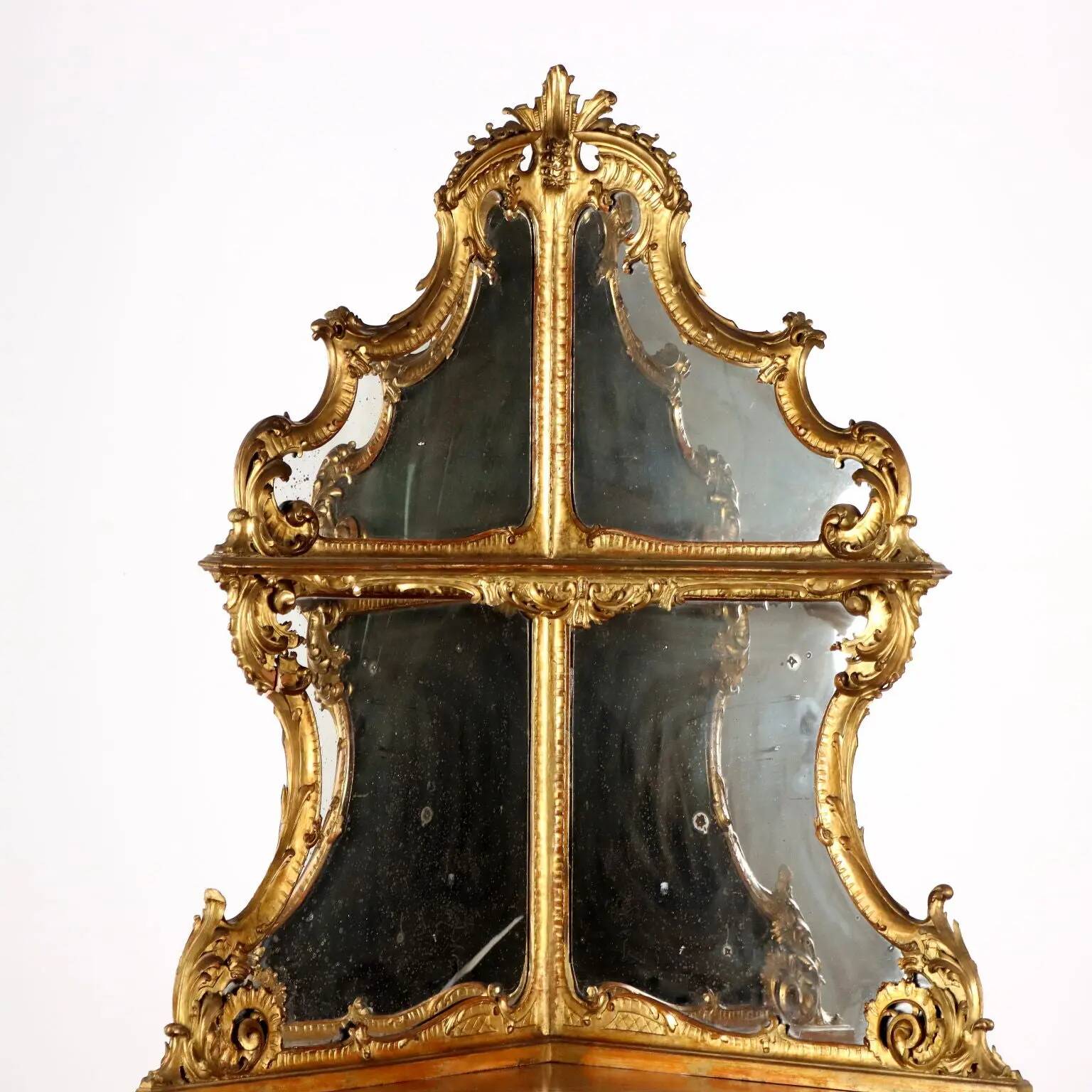 Meuble d’angle ancien style baroque en acajou XX Century