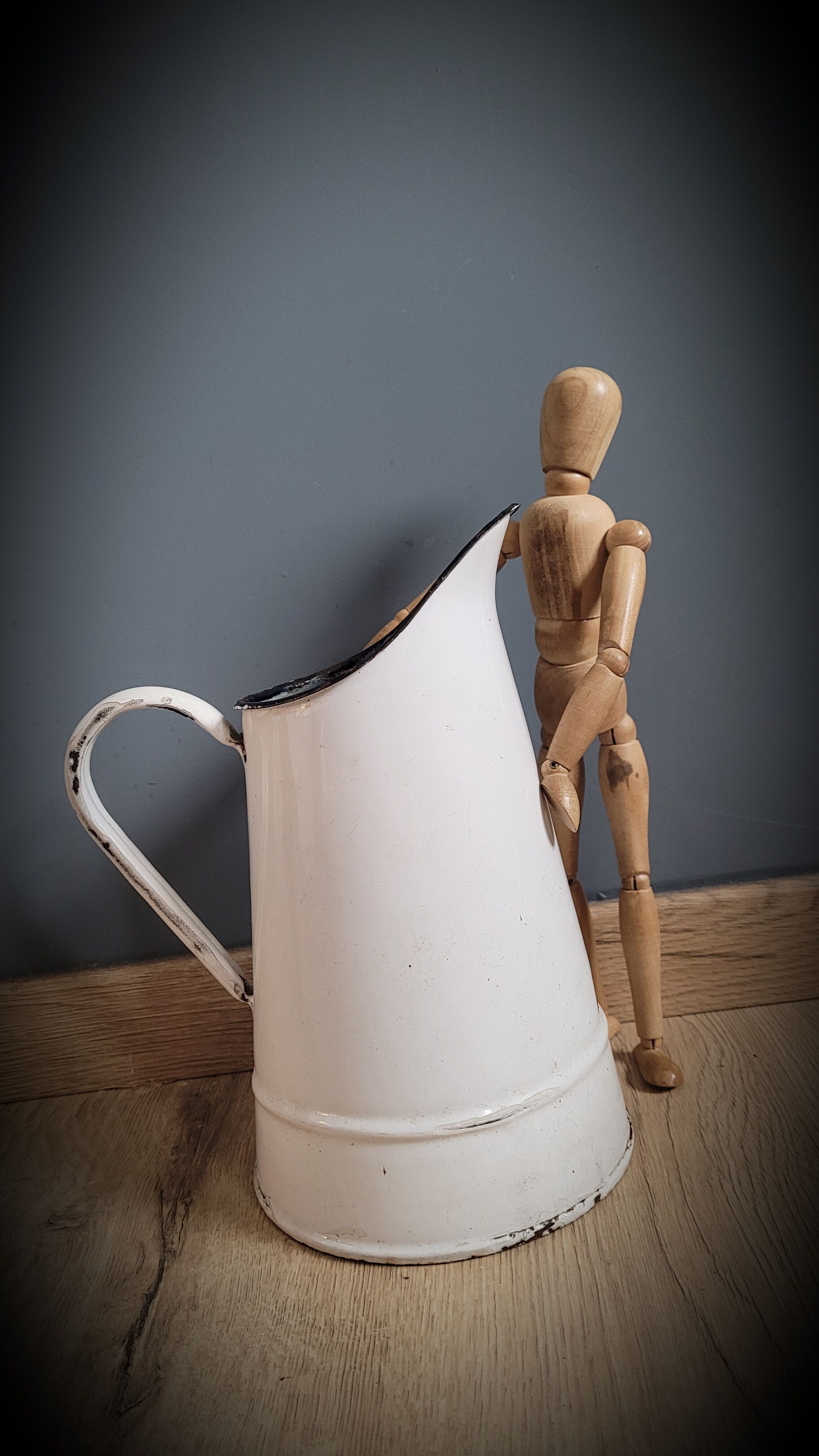 White enamelled broc P
