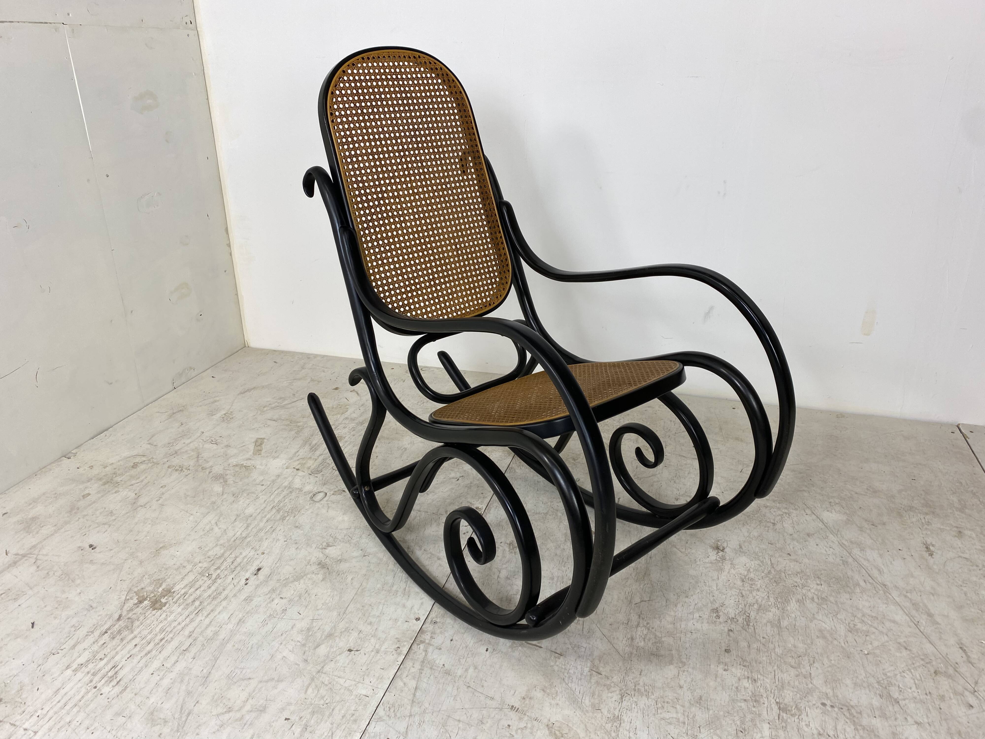 Vintage rocking-flesh in curved wood Michael Thonet
