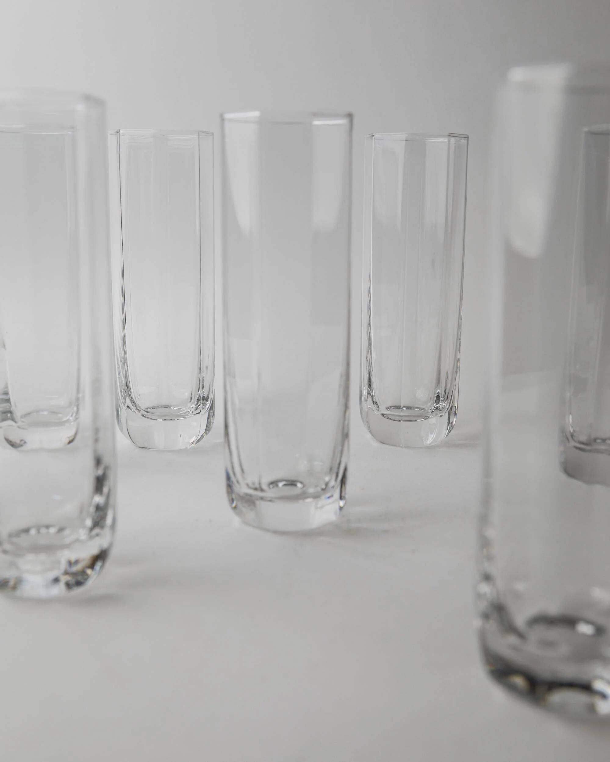 Vintage set of 9 Murano glasses from the 1980s, octagonal shape in art glass, classic Italian tableware.