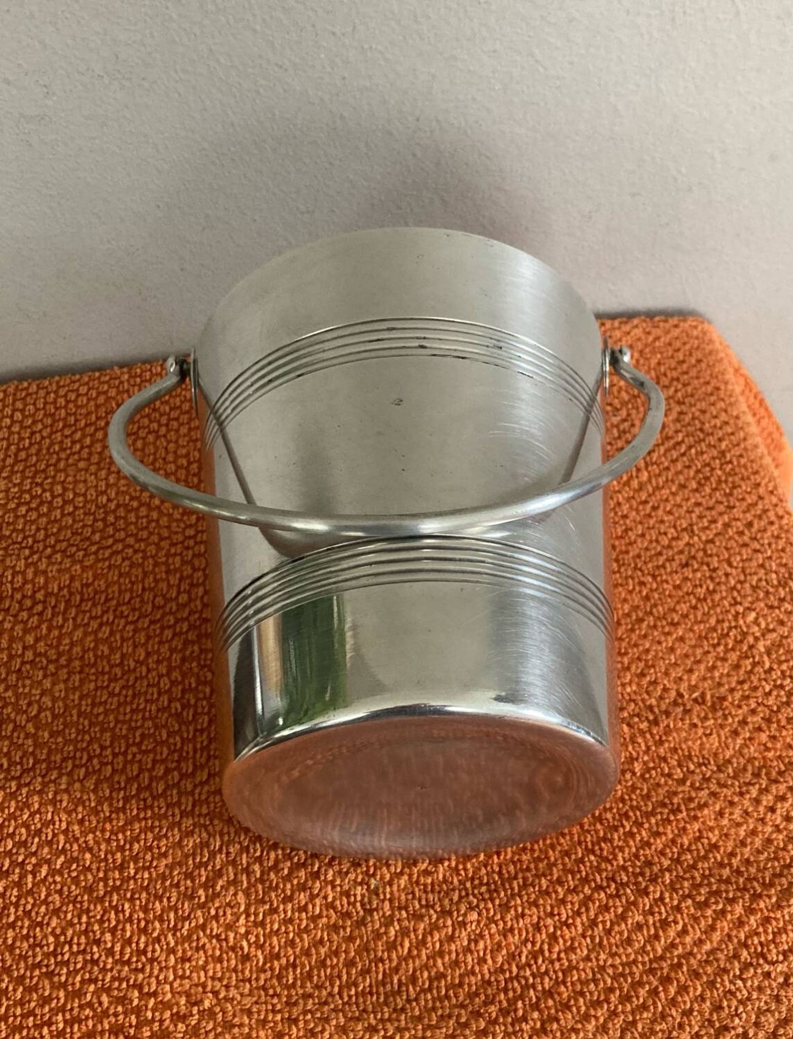 Ice bucket with handle from the late 19th / early 20th century in hallmarked silver-plated metal