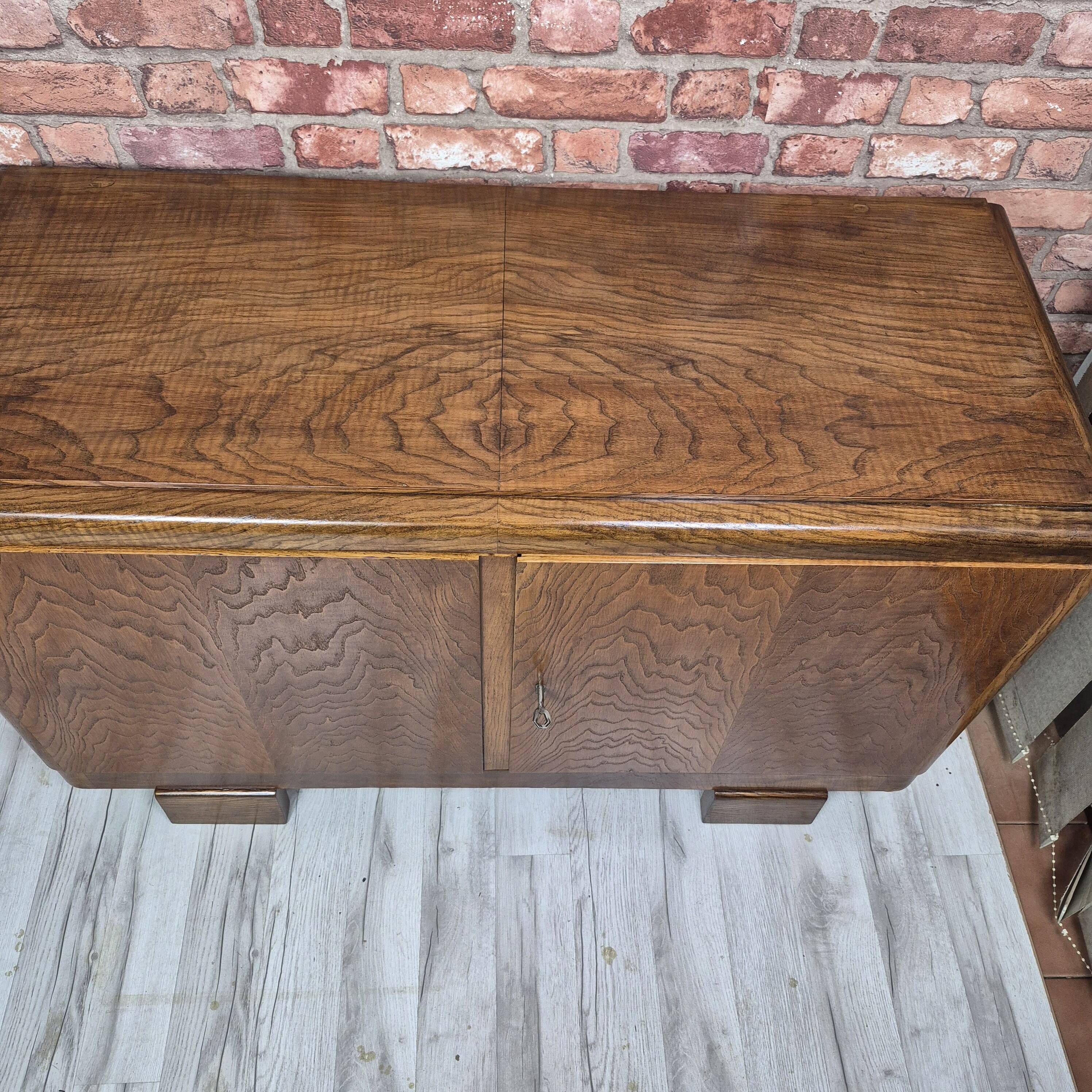 Commode basse en chêne Art Déco restaurée, console TV des années 1940.