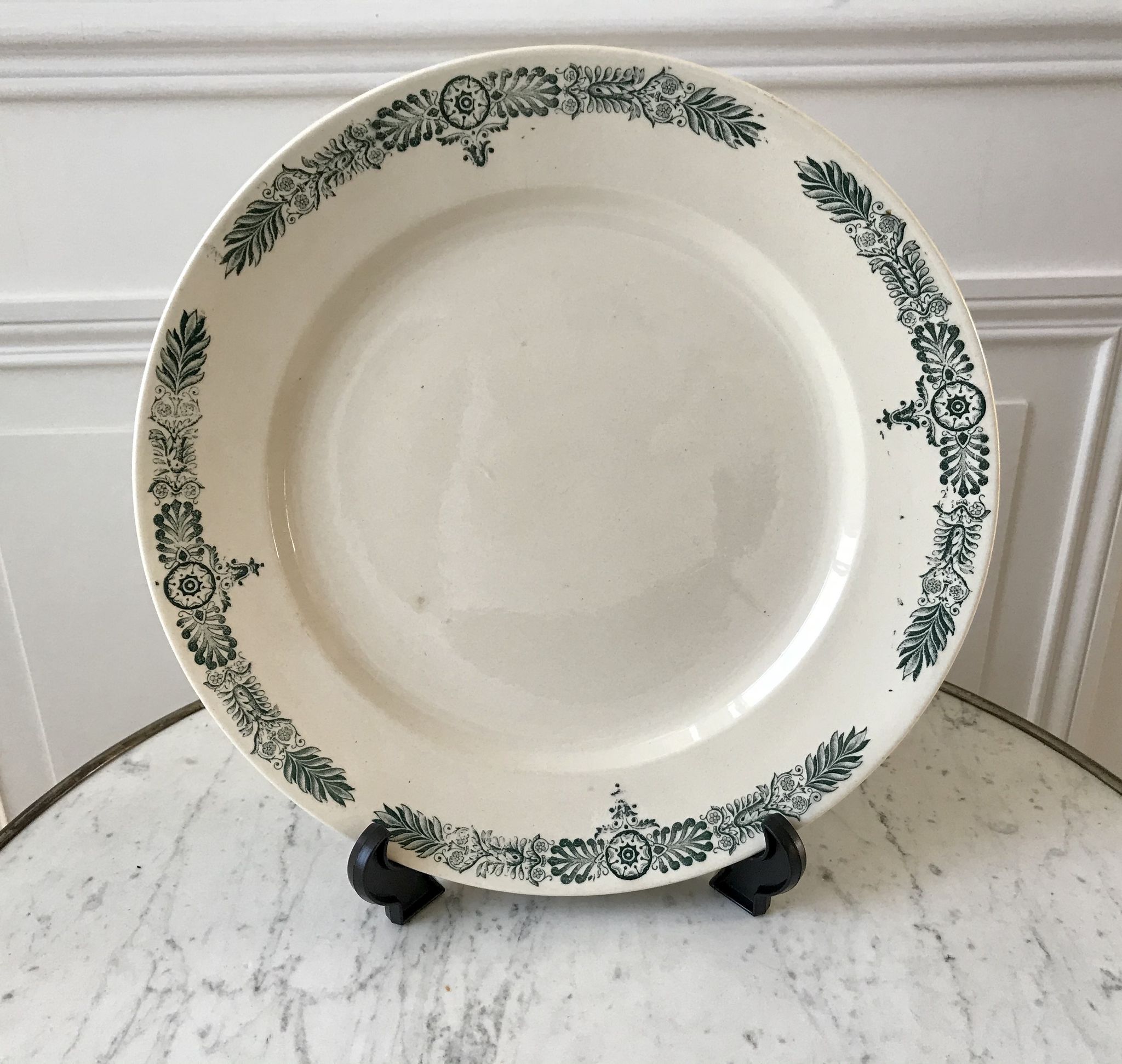 Plat rond Terre de Fer Longchamp milieu XIXème