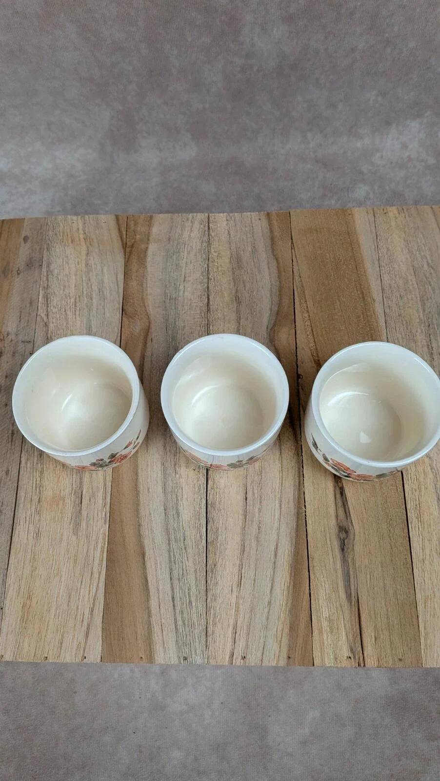 Set of 3 vintage ceramic cups with floral decoration.