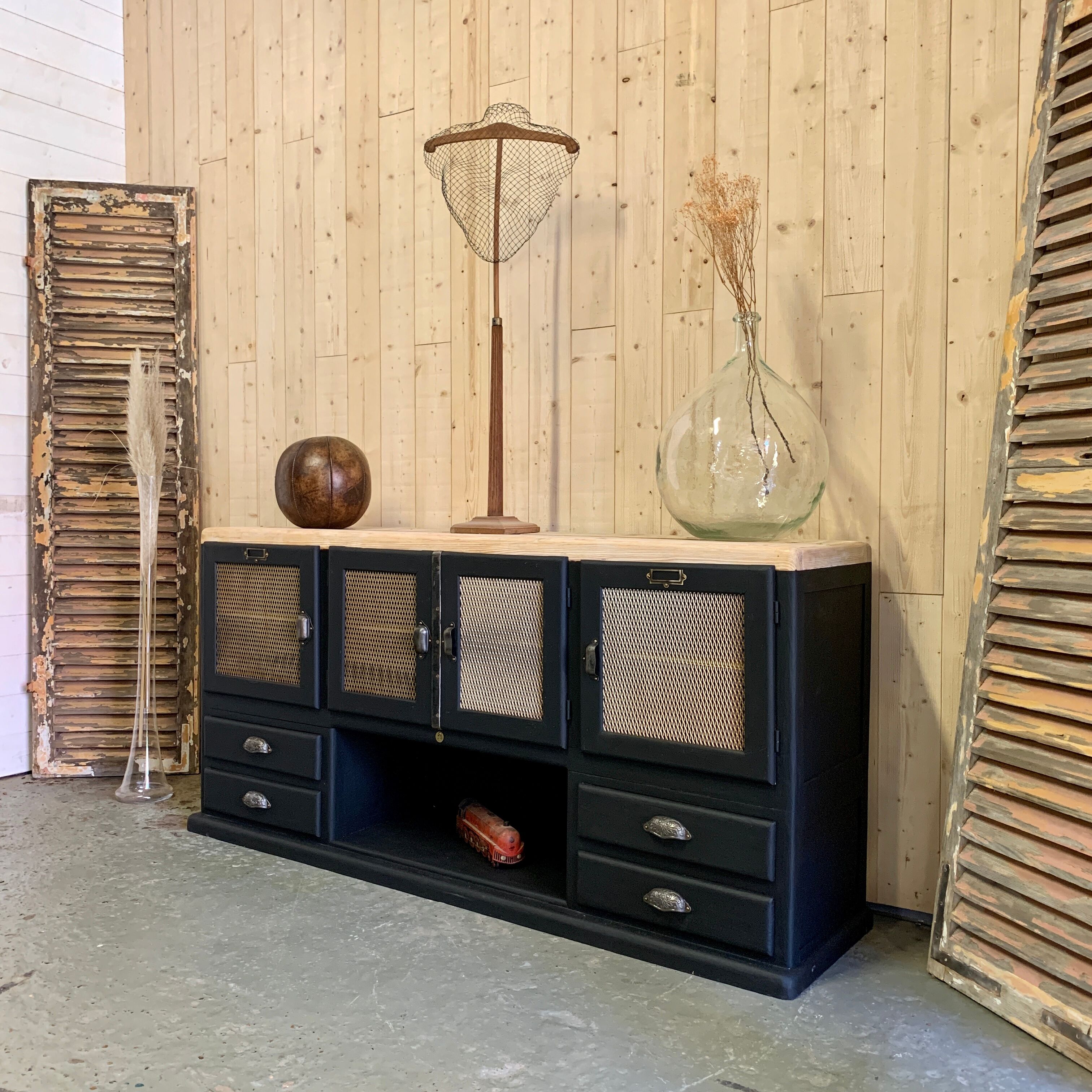 Grilled industrial buffet 1930