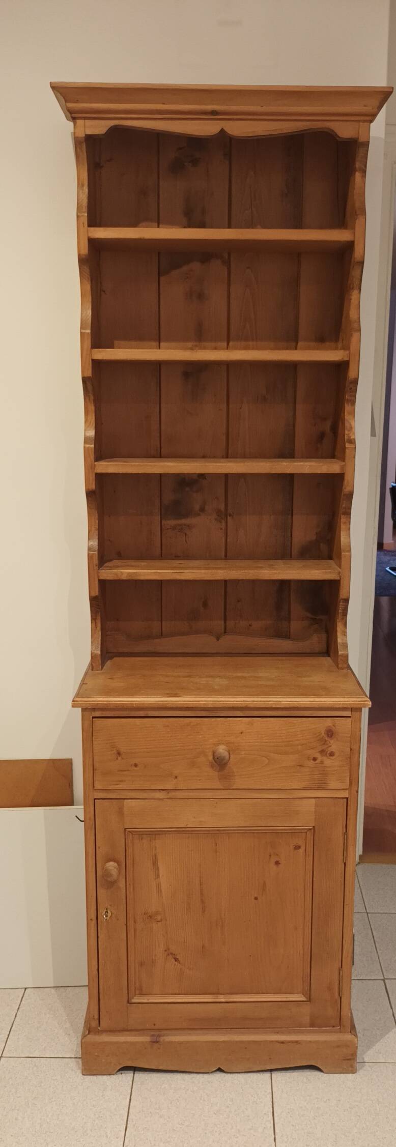 Small pine dresser in English style