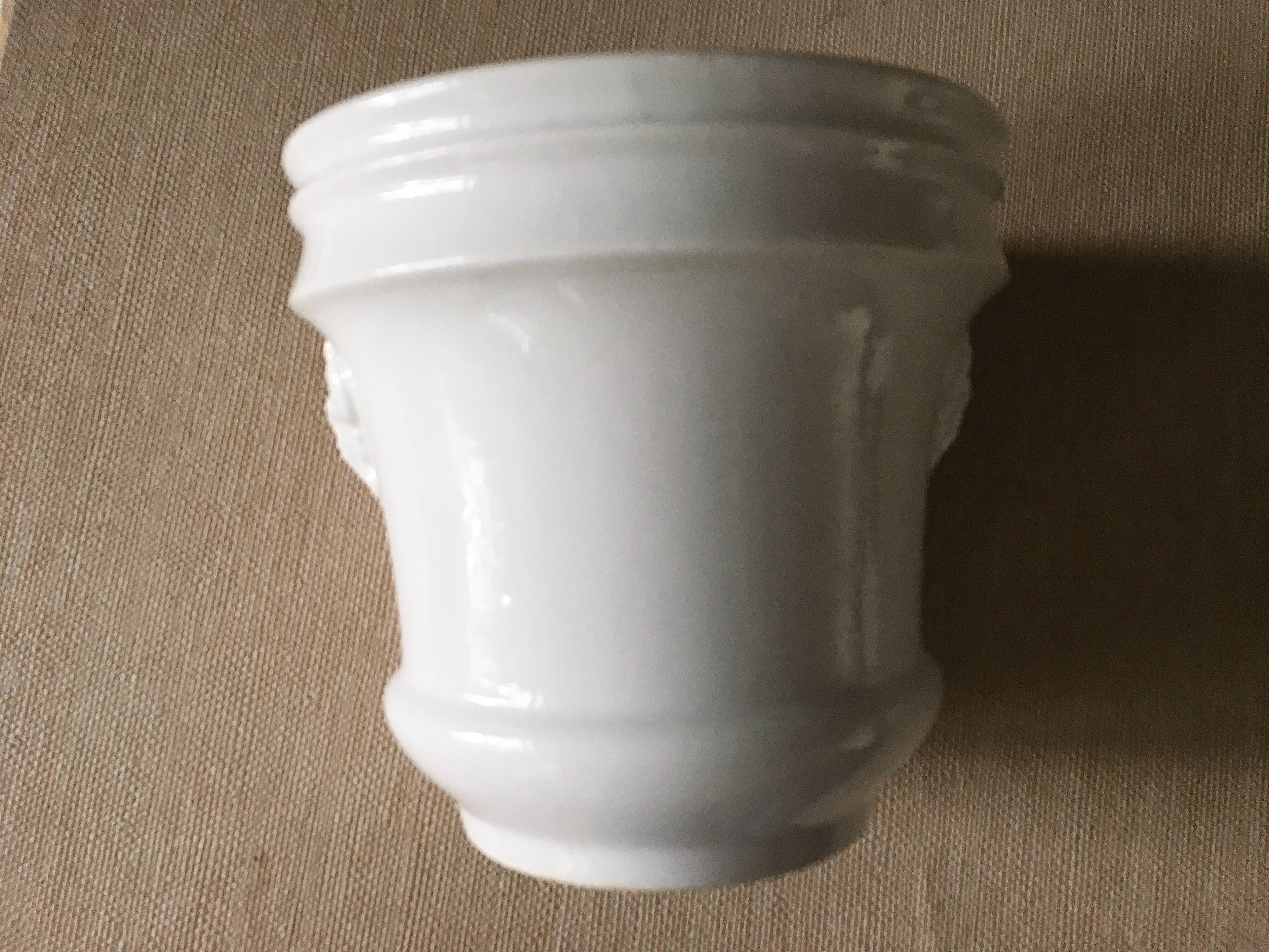 Porcelain pot cover of Paris