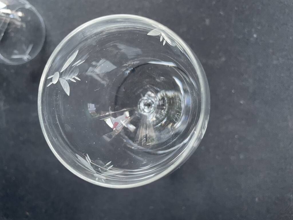 9 Blown glass wine glasses with cut bee decoration – Verrerie Thouvenin Vierzon