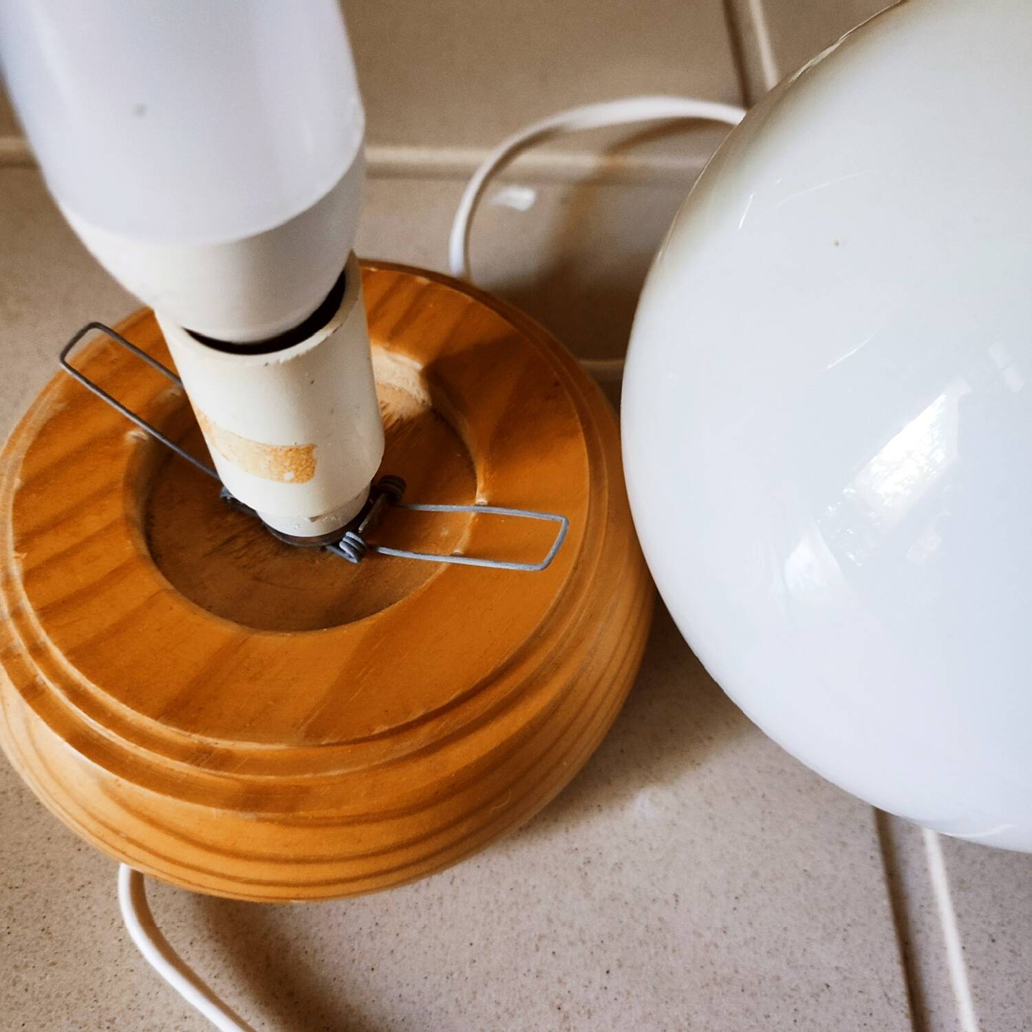Lampe à poser en bois et opaline