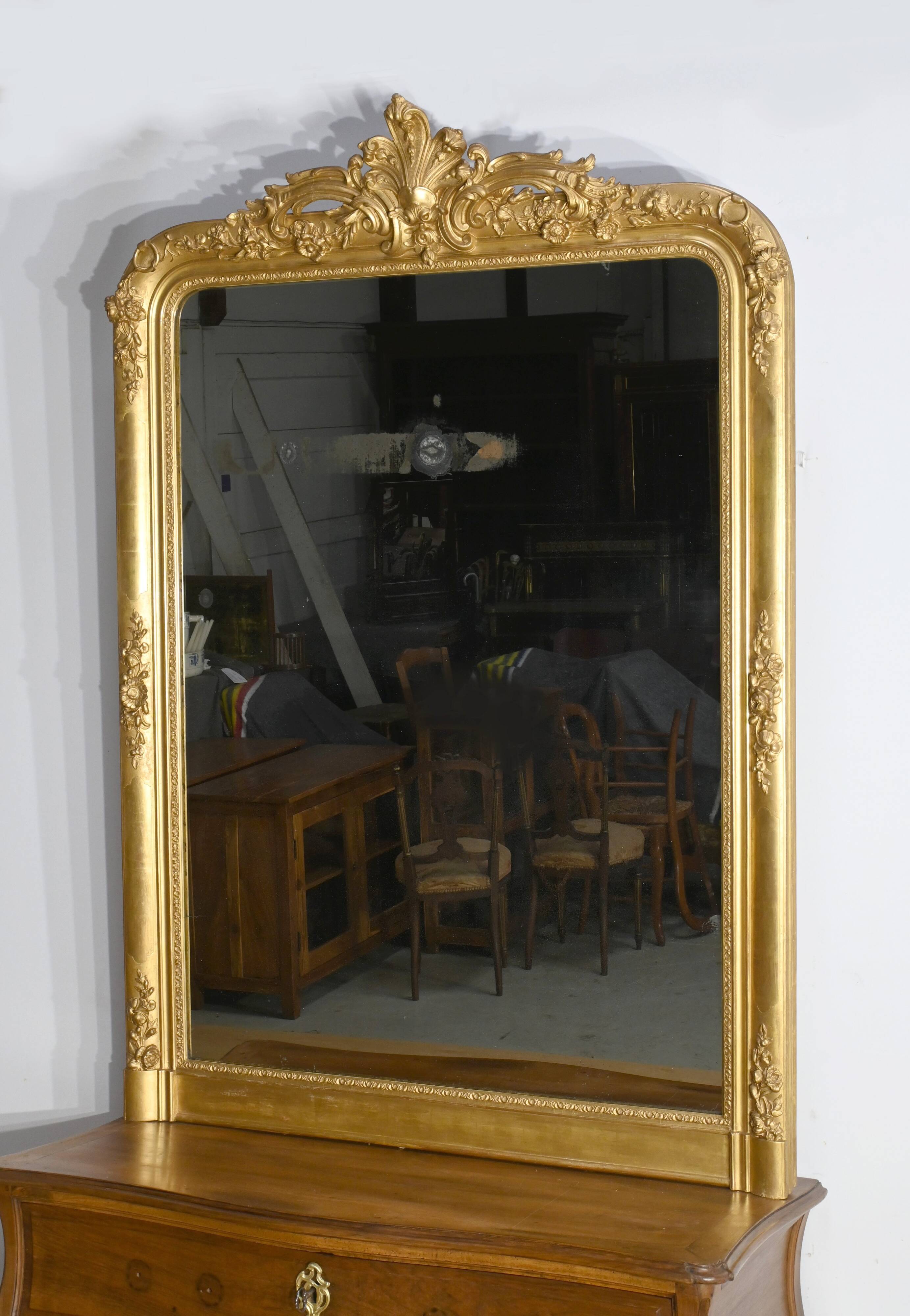 Important gilded wooden mirror, Louis XV style – first part of the 19th century