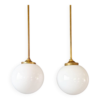 2 suspensions Art déco en laiton et opaline blanche, 1920-30