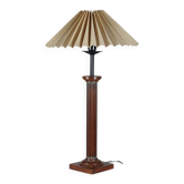 Lampe de table vintage du milieu du siècle, décor de colonne, abat-jour plissé.