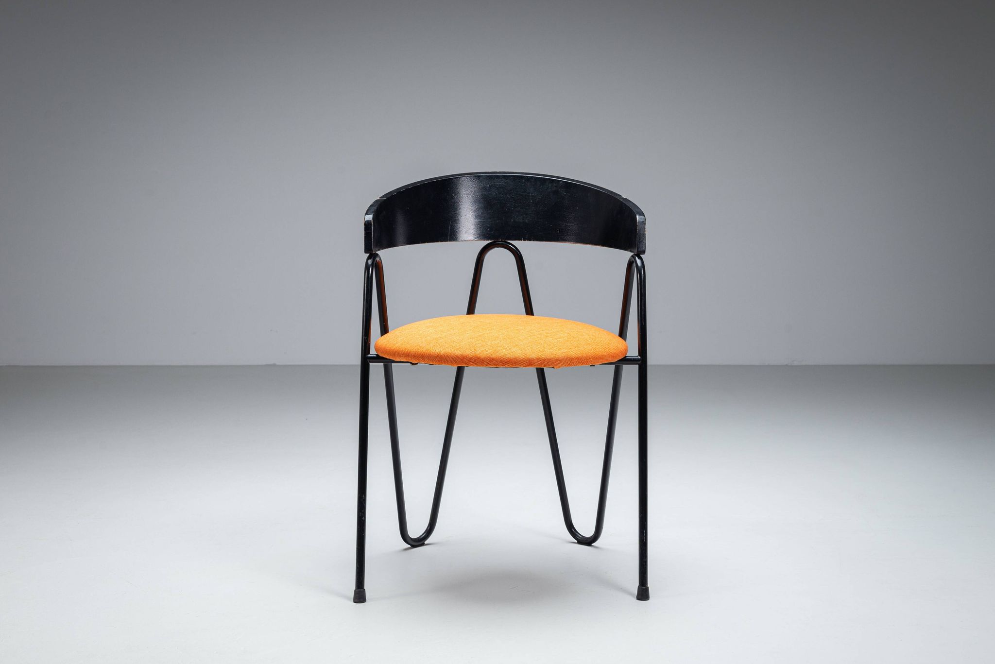 Une paire de chaises de style Memphis