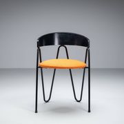 Une paire de chaises de style Memphis