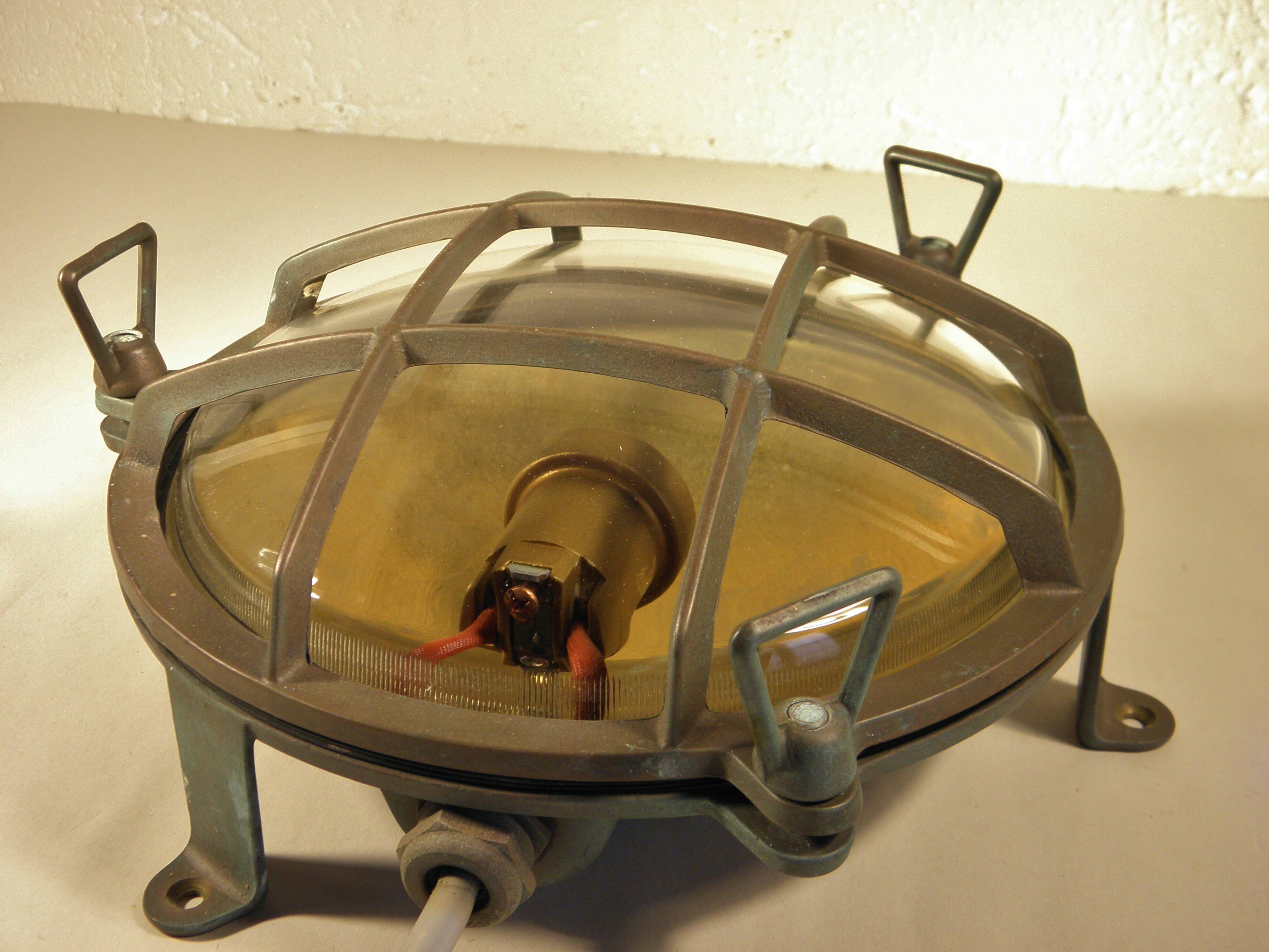 22 cm brass "porthole" wall light
