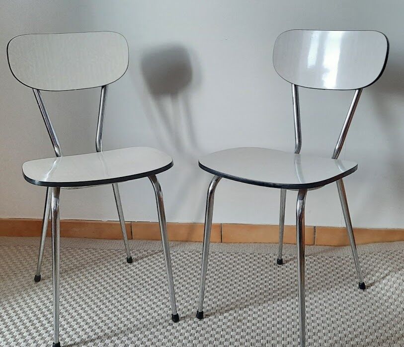 Lot de chaises blanches vintage