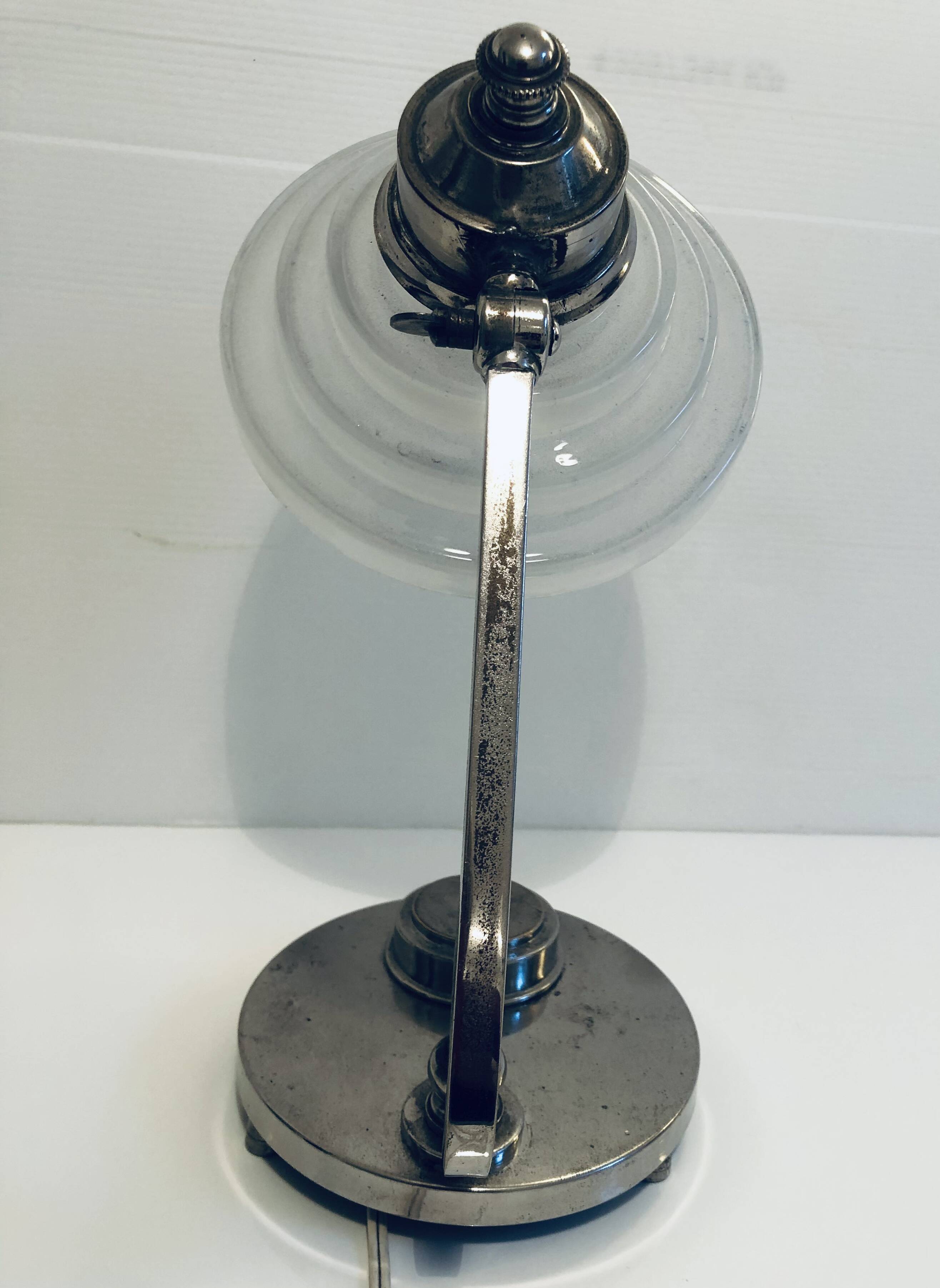 Modernist table lamp from the 30s and 40s in chrome-plated brass, molded glass lampshade