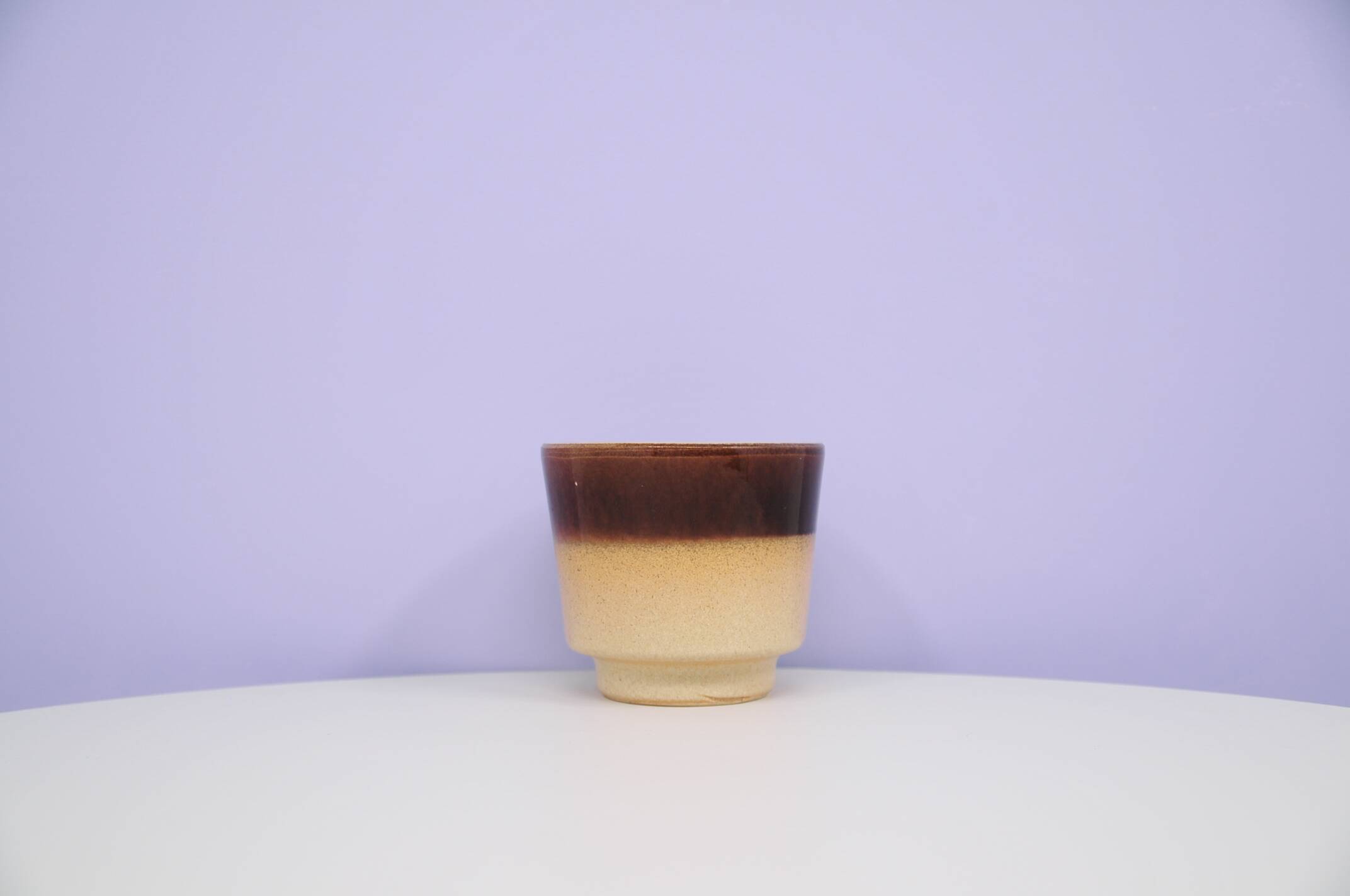 Pot de fleur beige vintage avec bordure brillante