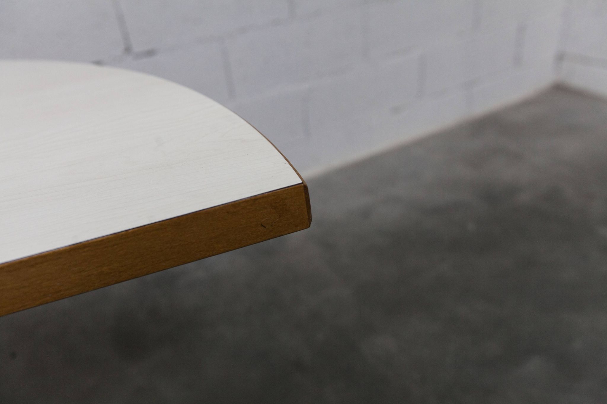 Rare set de 6 tables Baumann 1990, 80x120 et demi lune 120cm