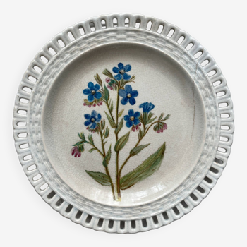 Assiette ajourée en faïence fine, opaque de Lunéville, peinture de fleurs datée de 1886