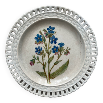 Assiette ajourée en faïence fine, opaque de Lunéville, peinture de fleurs datée de 1886