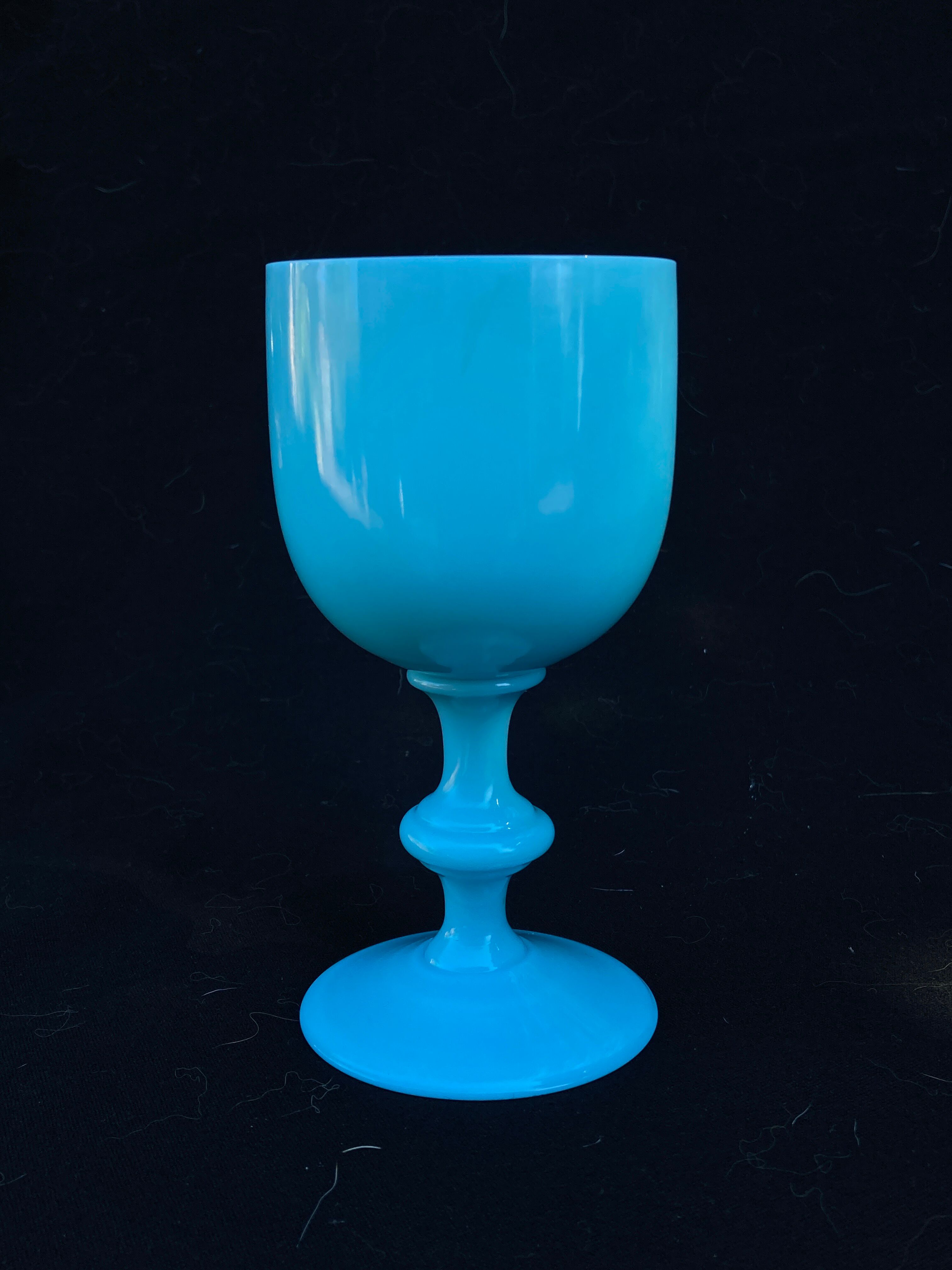 Calyx cut in blue opaline glass Portieux