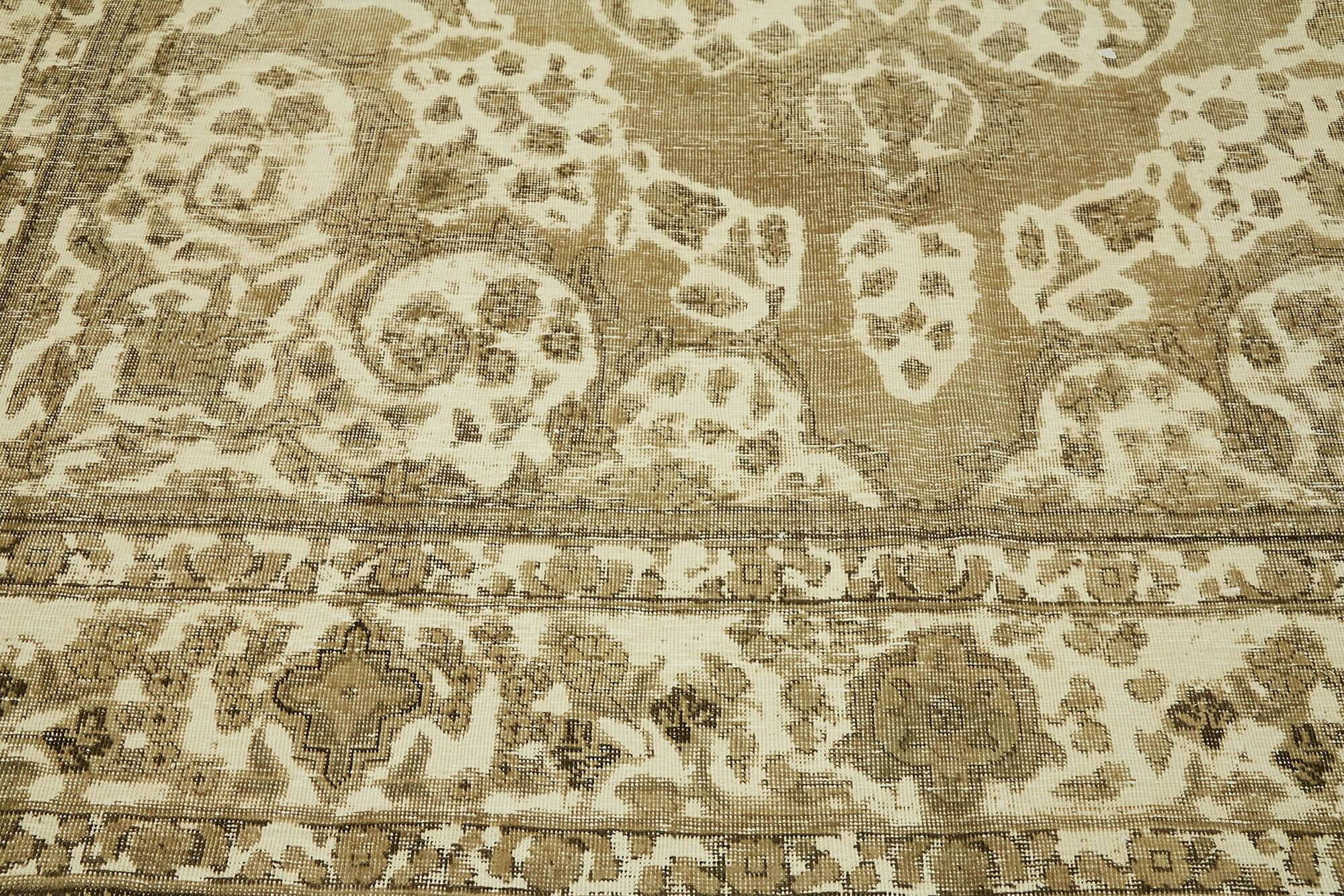 286 cm x 374 cm beige wool carpet