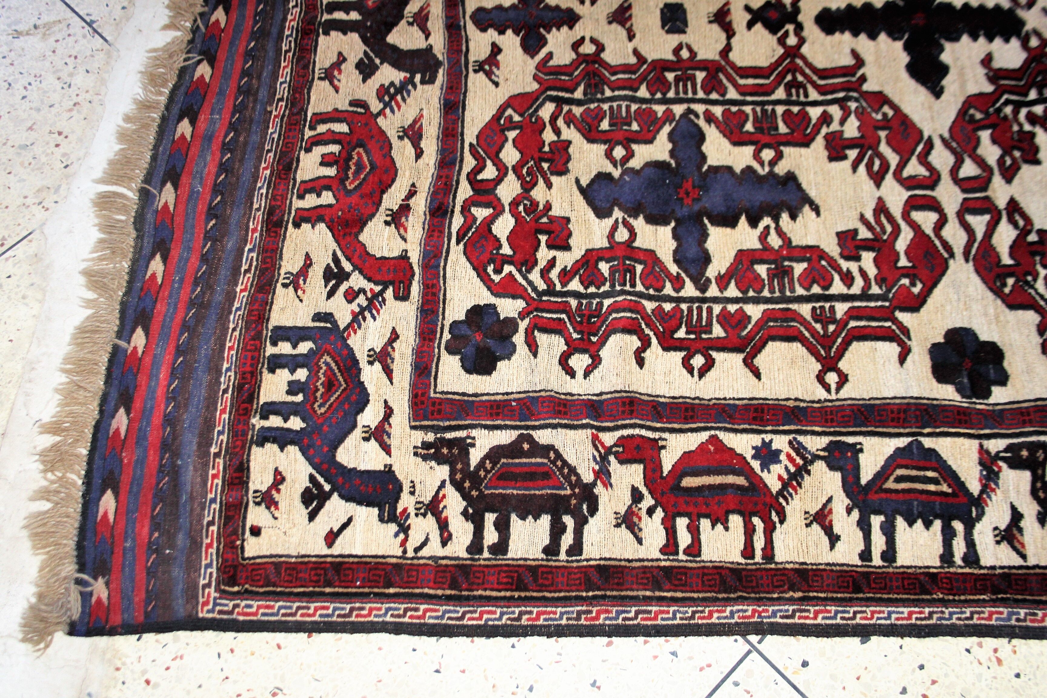 Old oriental rug. 280 x 178 cm.