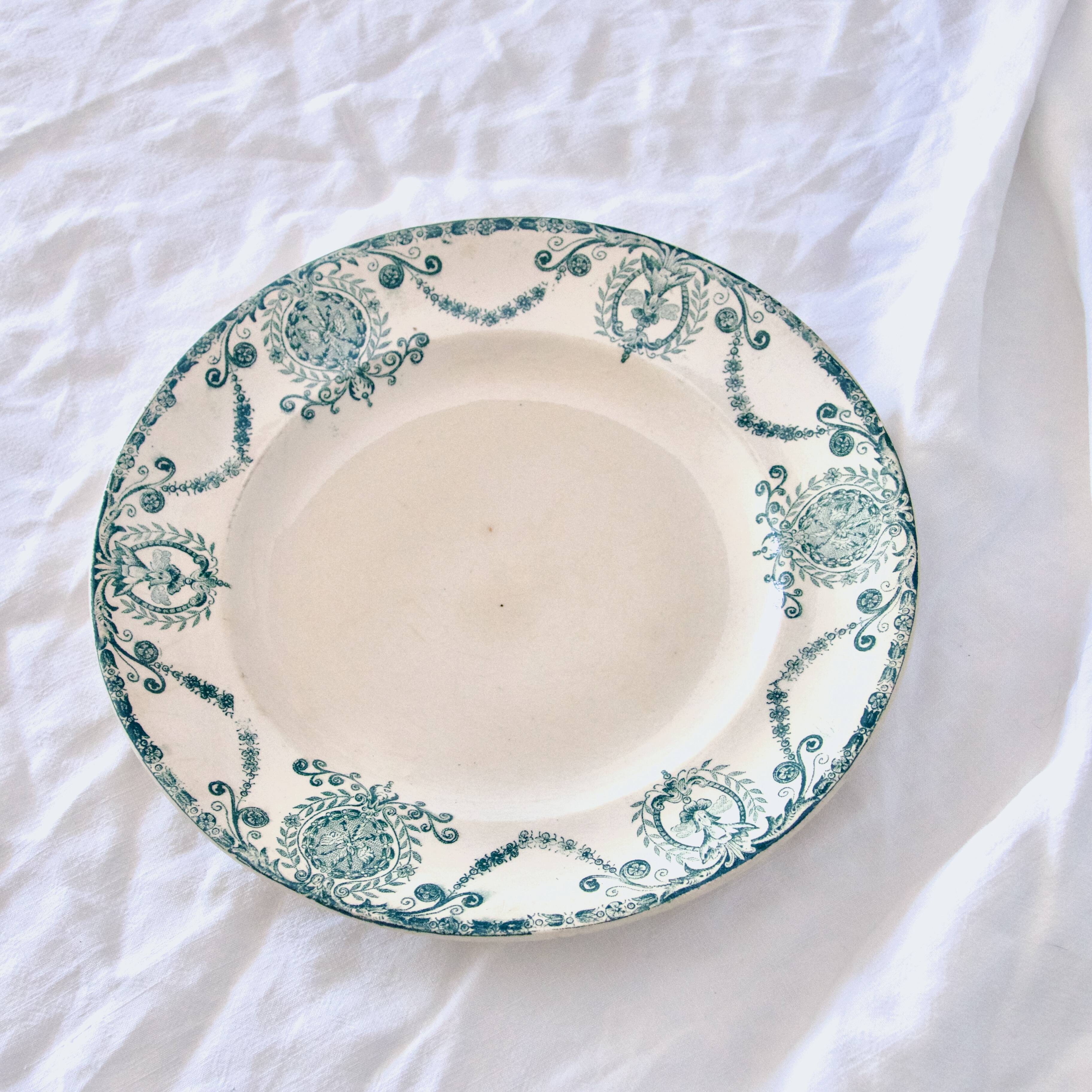 Assiettes plates XIXe Longwy terre de fer "Pierrefonds"