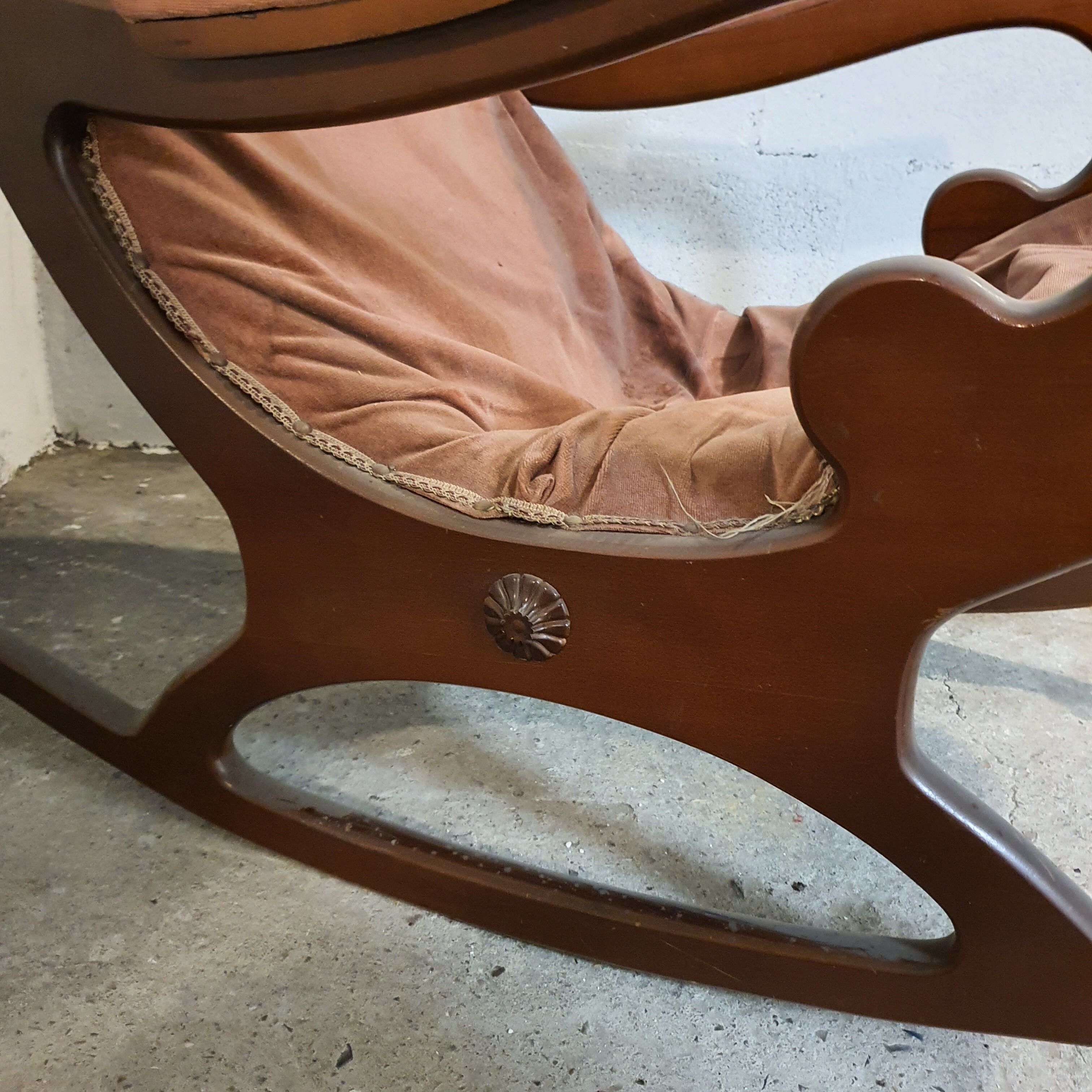 Rocking-chair ancien en bois massif