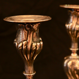 Paire de bougeoirs en bronze argenté d’époque XIXe siècle