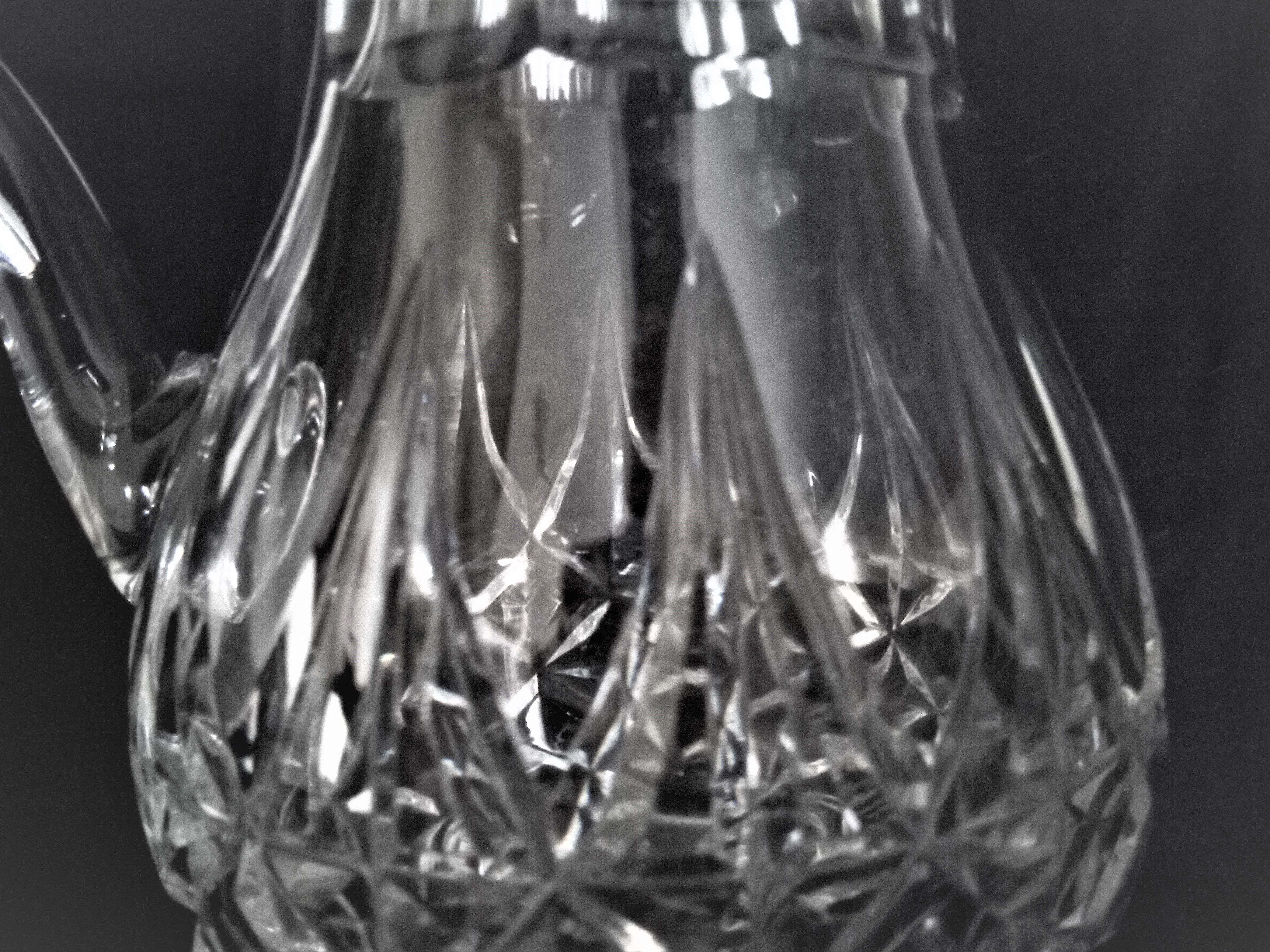 Carafe à eau en cristal taillé de Saint Louis, signée