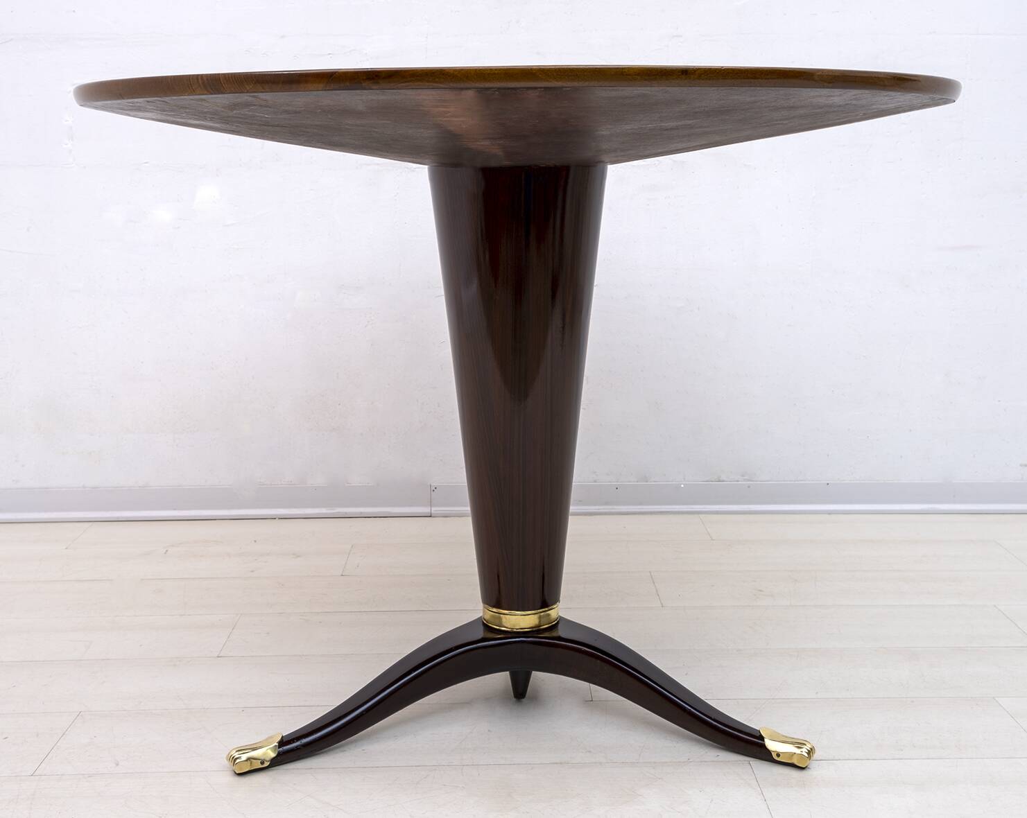 Attributed to Paolo Buffa Mid-Century Modern Italian Walnut Round Table, 50