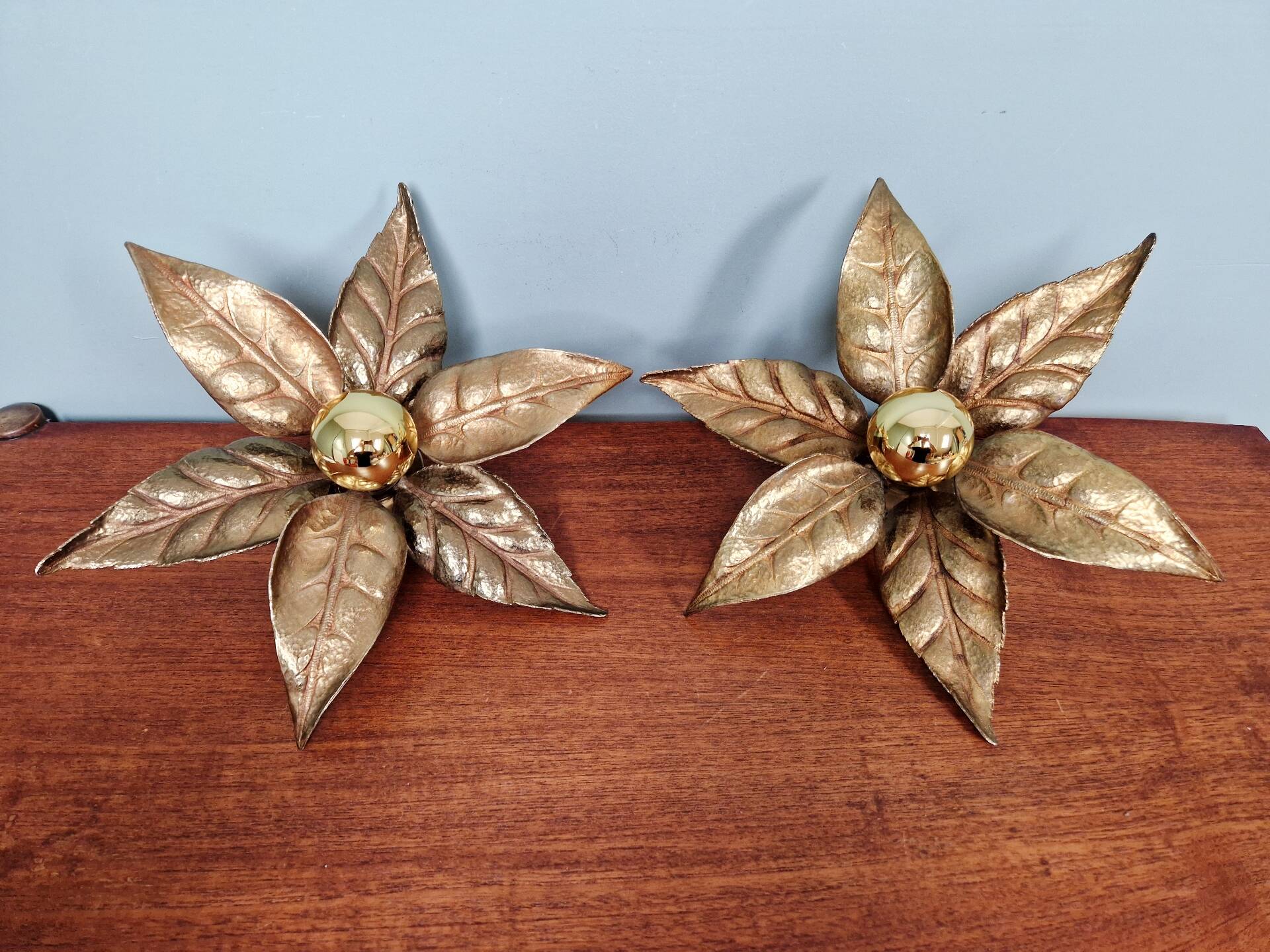 Pair of floral wall sconces in brass, design by Willy Daro, 1970.