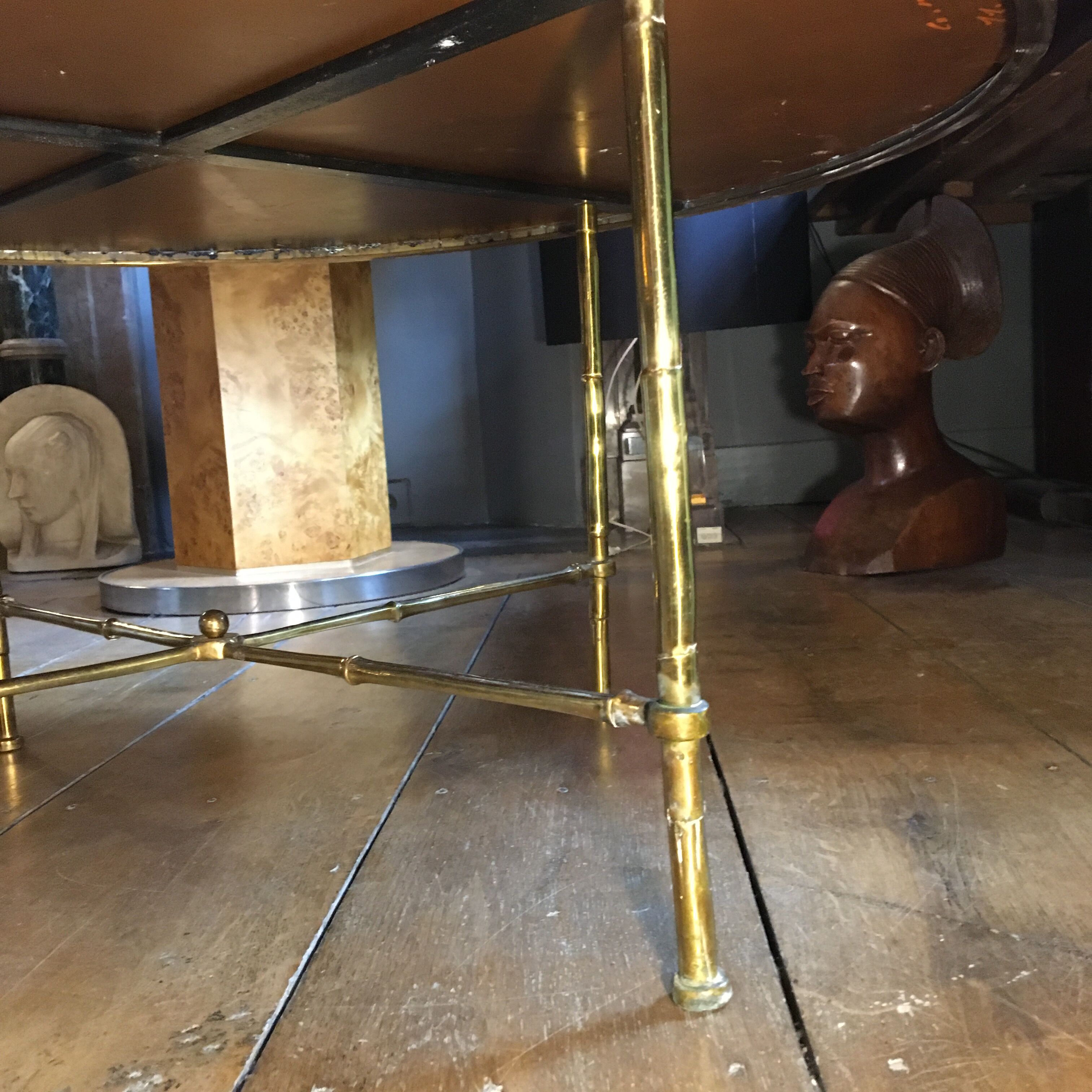 Table basse en bronze doré, verre façon miroir doré, circa 1940