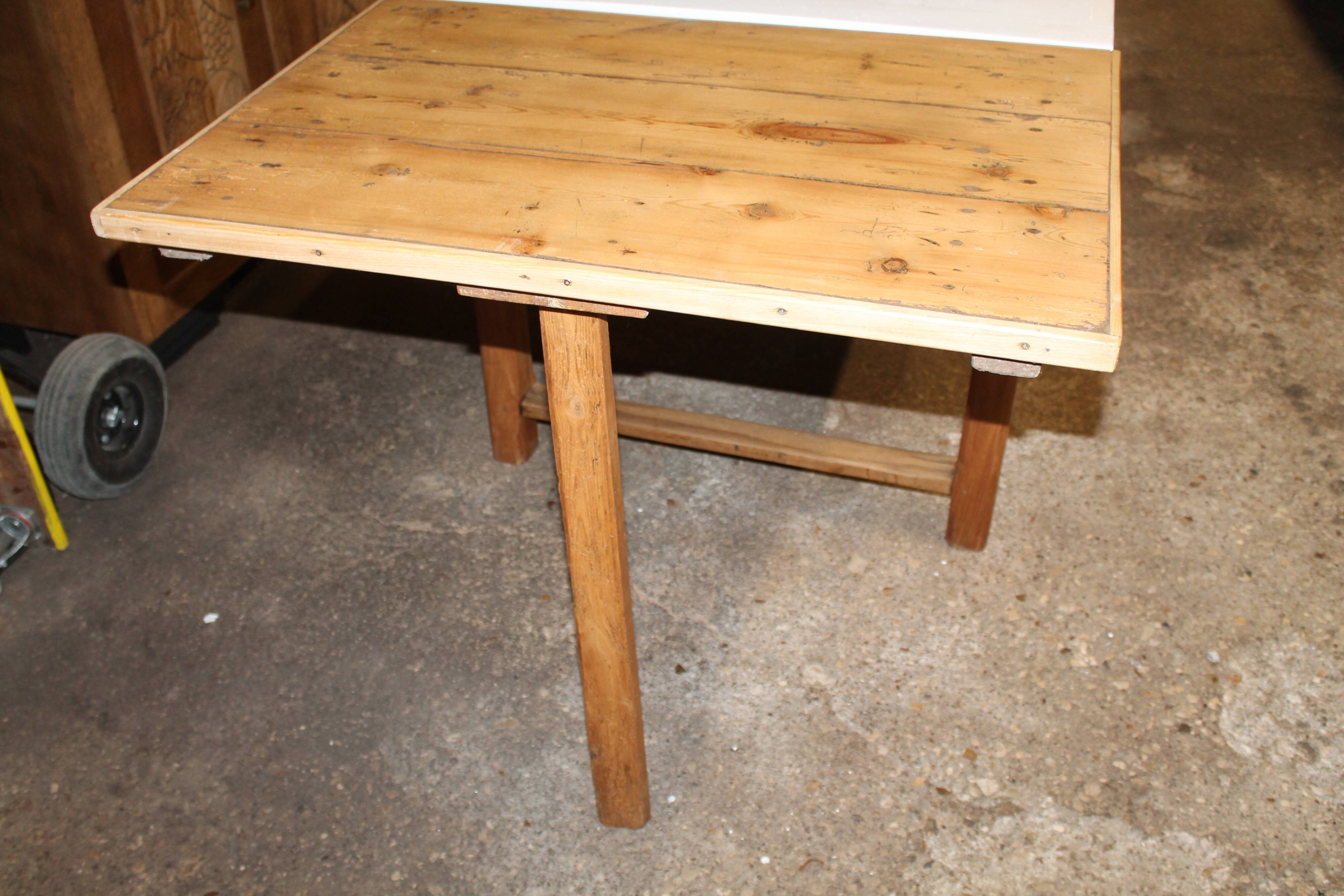 Extendable farm table