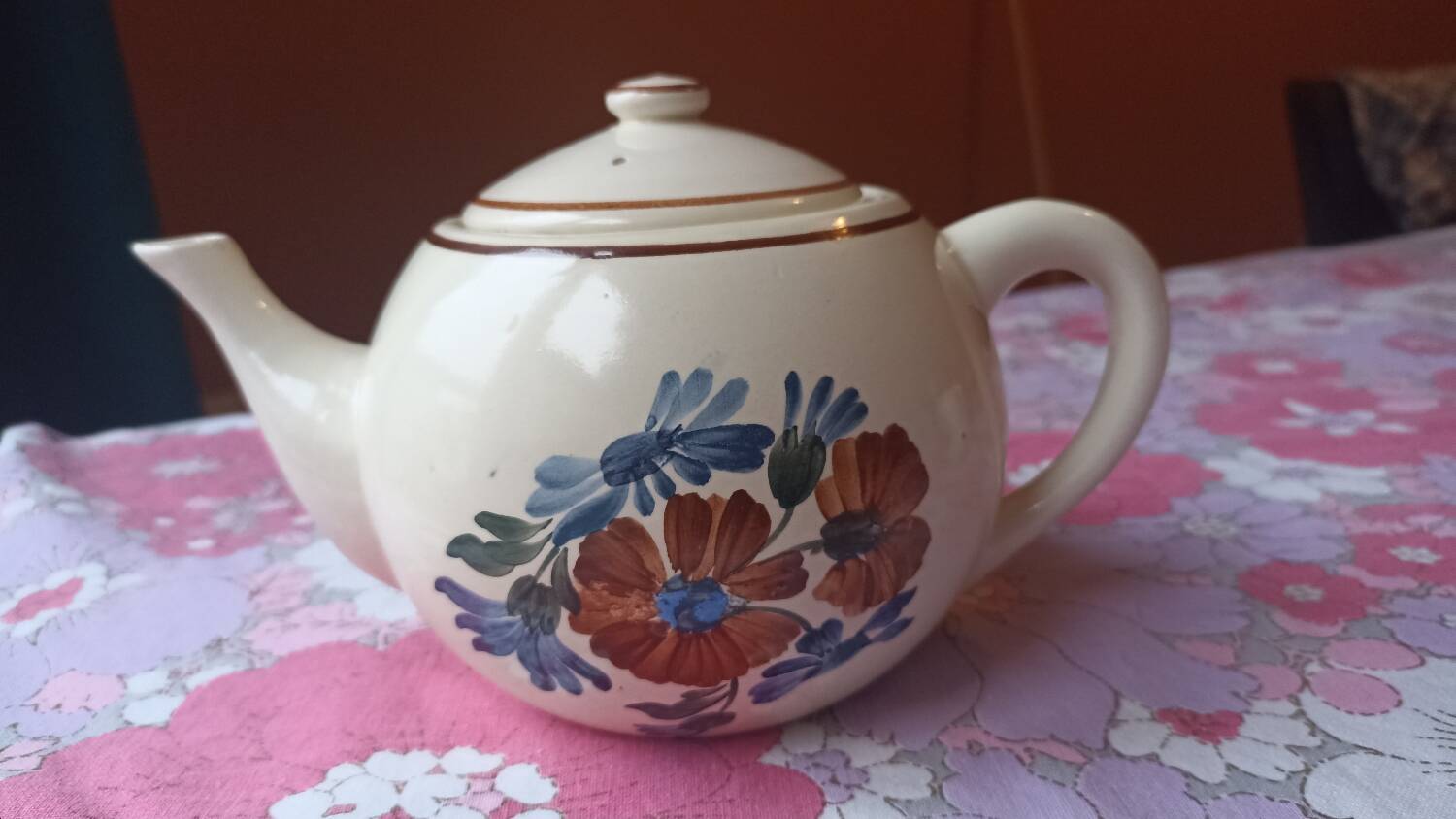 Creil and Montereau Choisy-le-Roi teapot, Antibes model