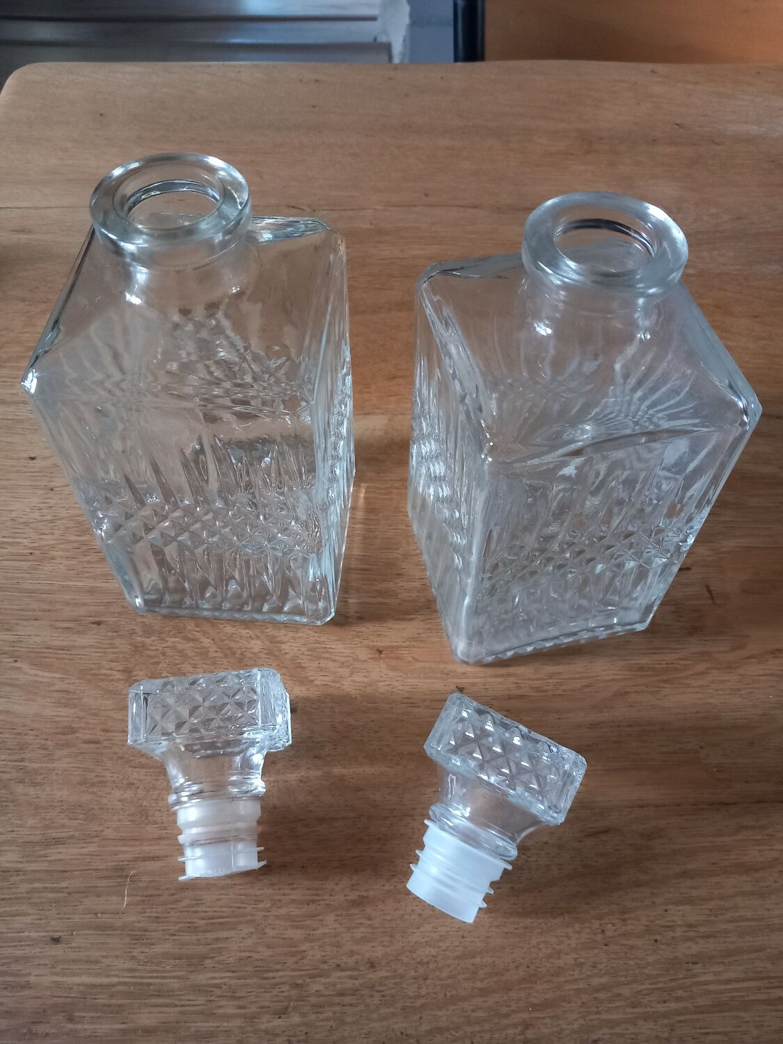 1 set of 2 whisky decanters