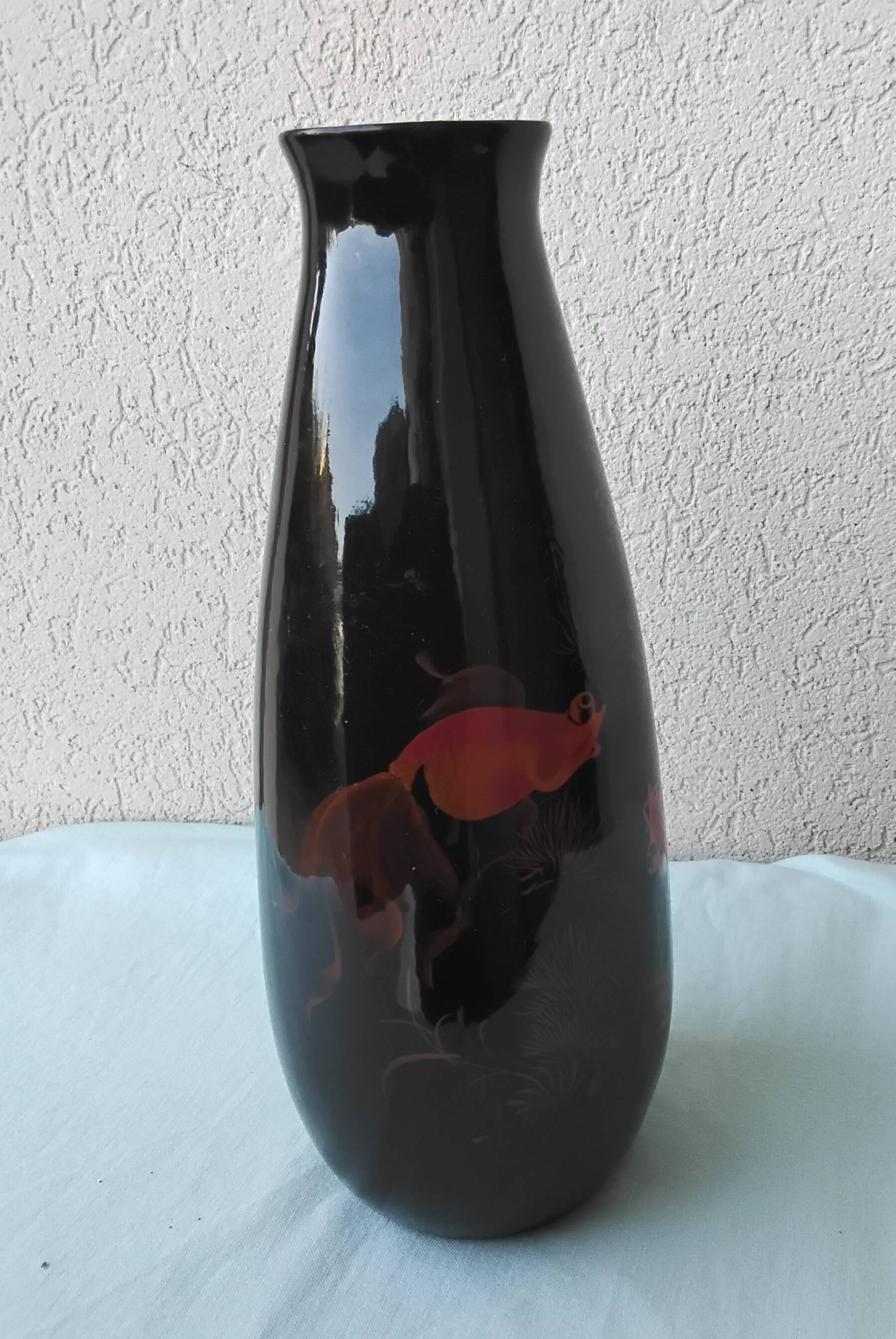 Vase en bois laqué