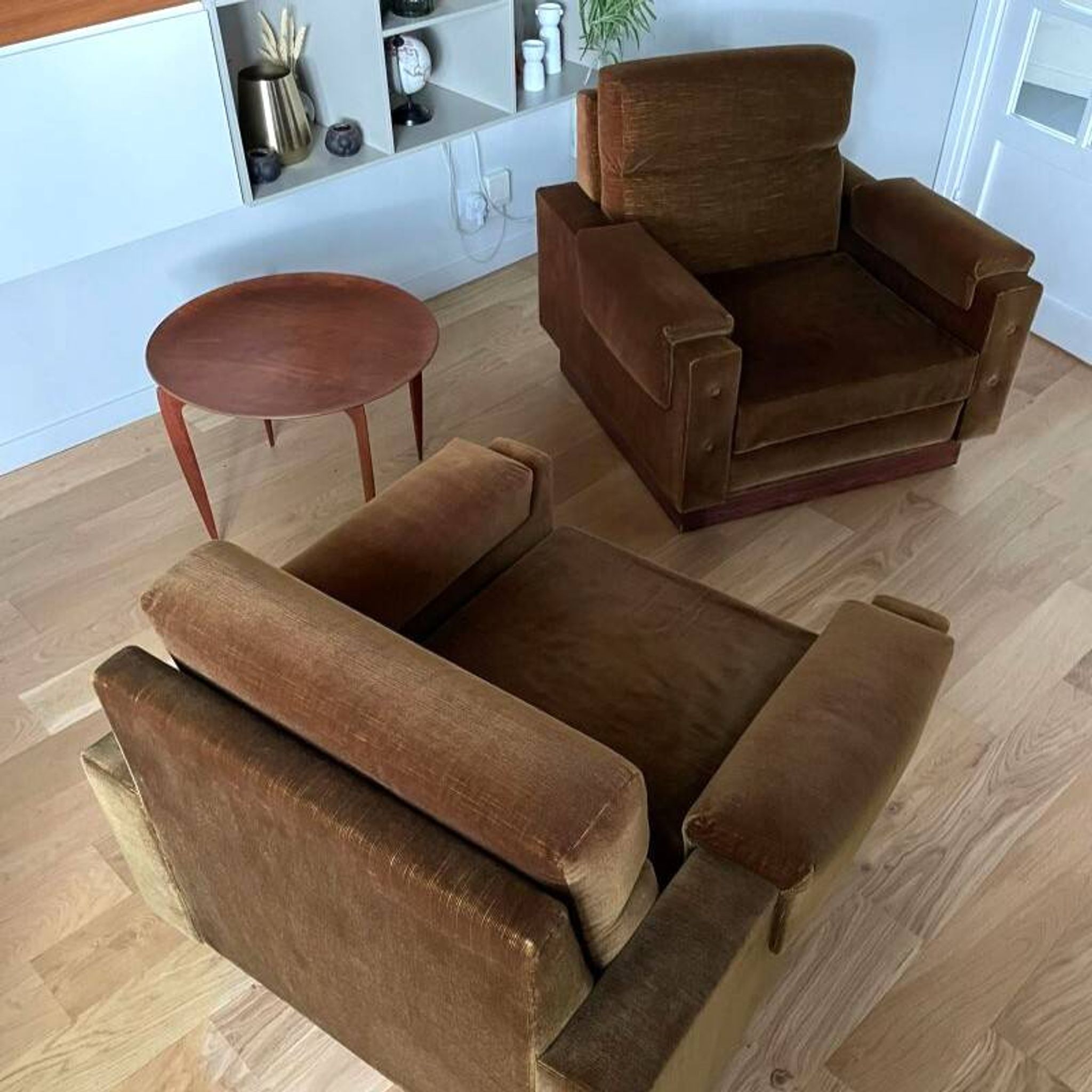 Paire de fauteuils vintage en velours et palissandre