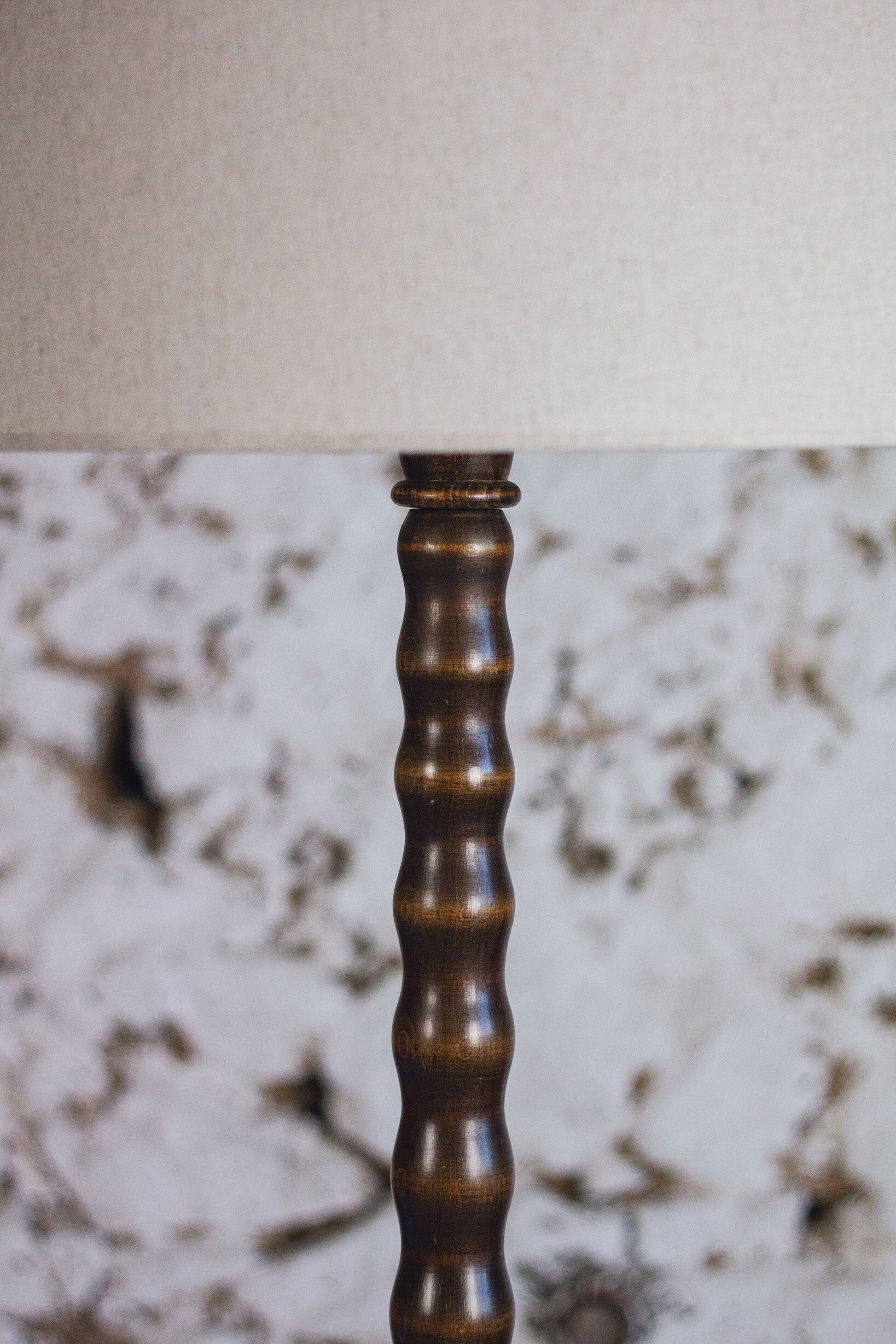Neo-rustic floor lamp in turned wood, 1950