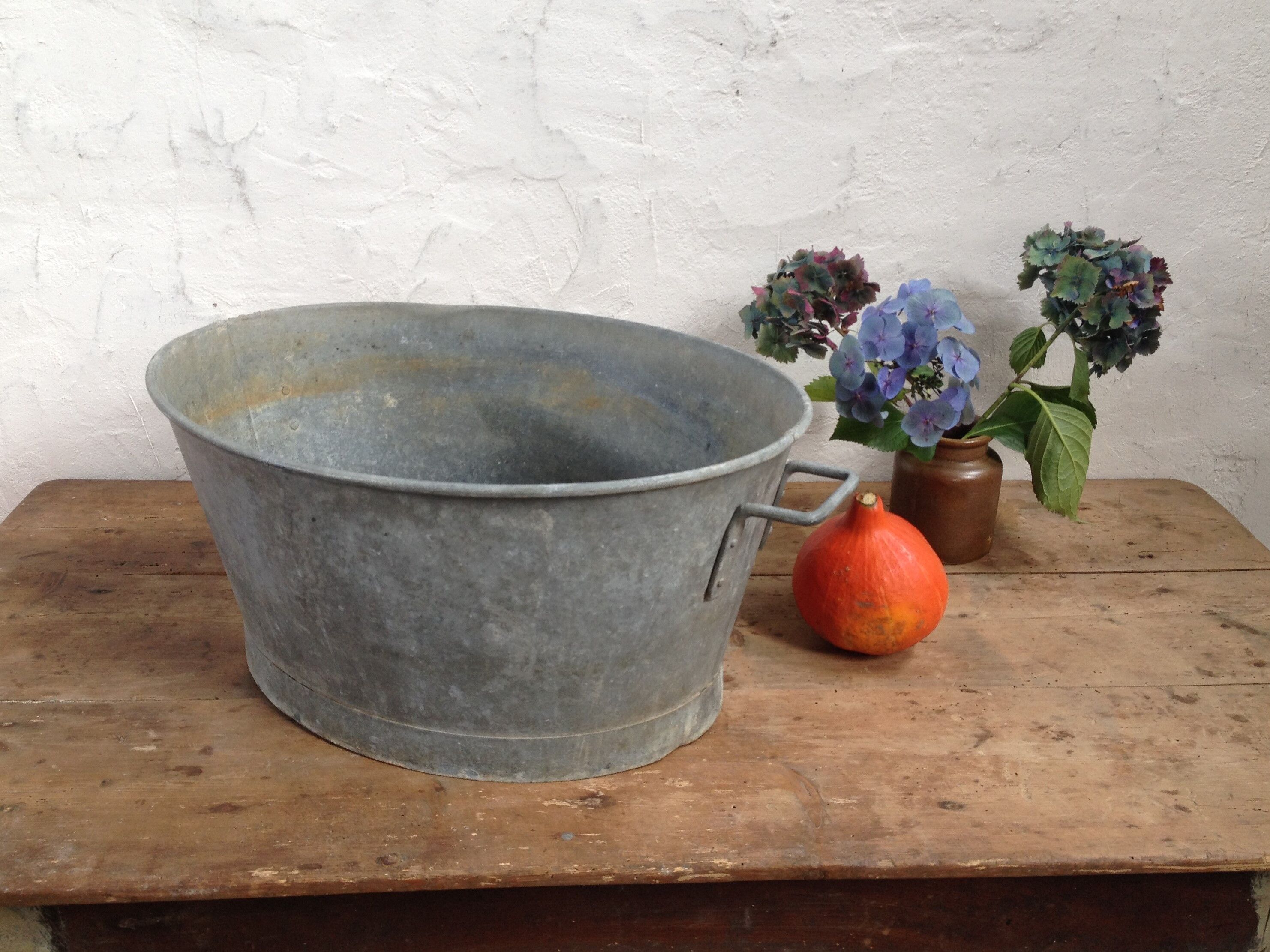 Oval zinc basin