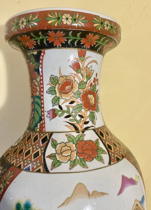 Vase balustre chinois porcelaine à décor polychrome fleurs et pagode taille xxl