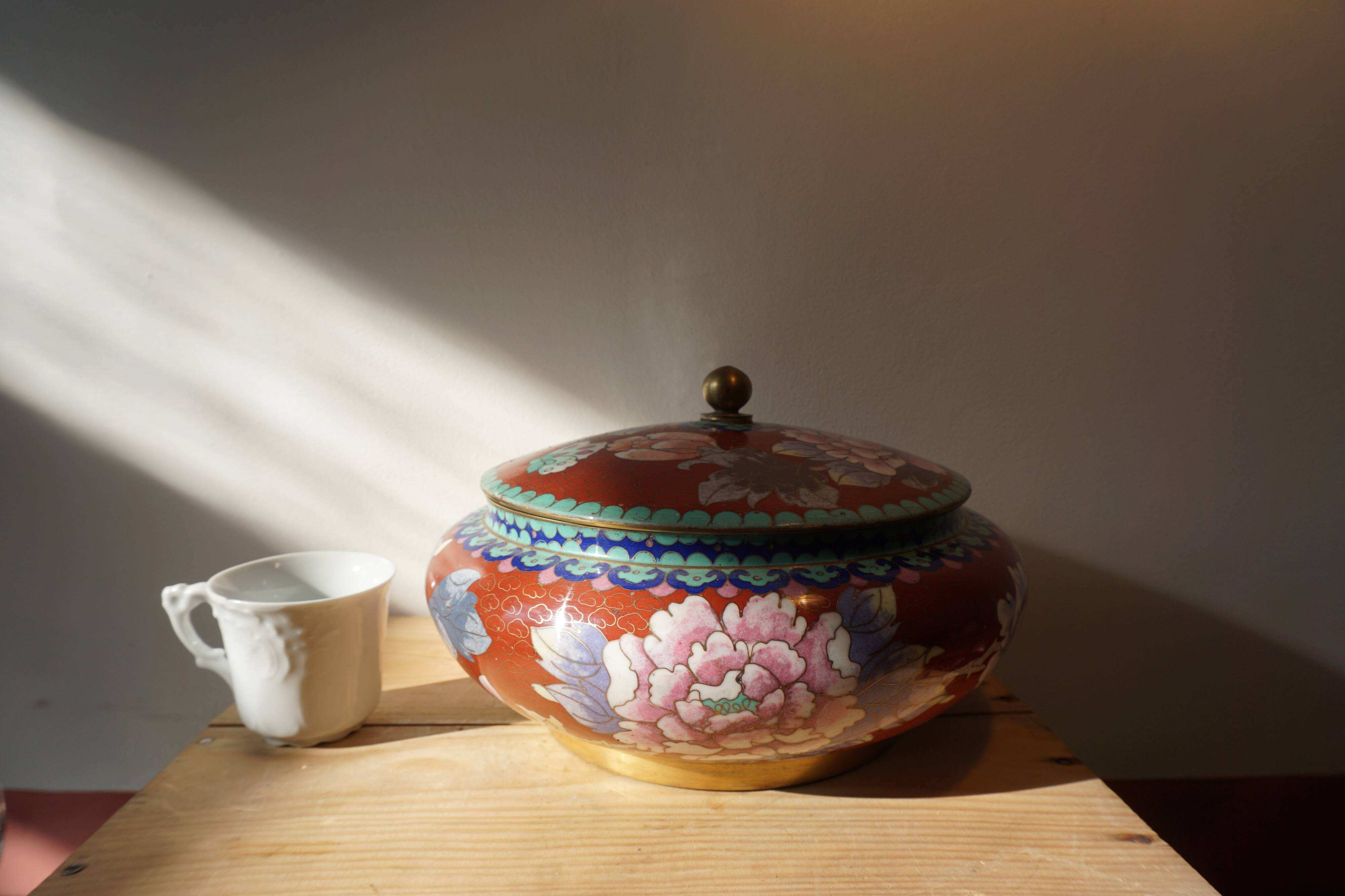 Plat chinois en émaux cloisonnés - seconde moitié du XX° siècle.