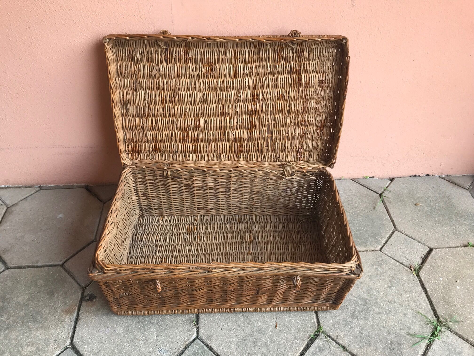 Old trunk in woven wicker rectangular shape - Bicycle model suitcase