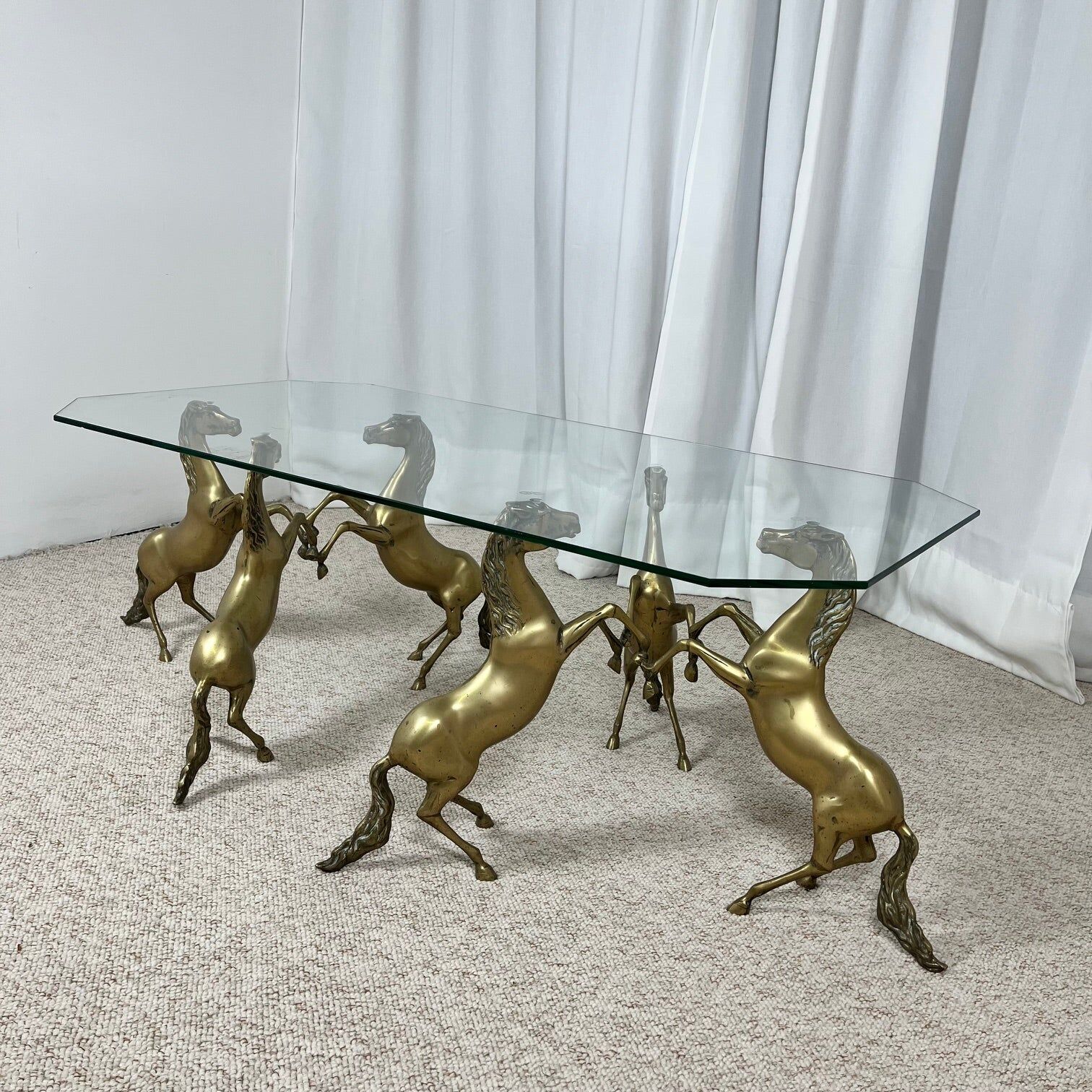 Hollywood Regency style coffee table, 6 patinated brass horses and glass top, 1970.