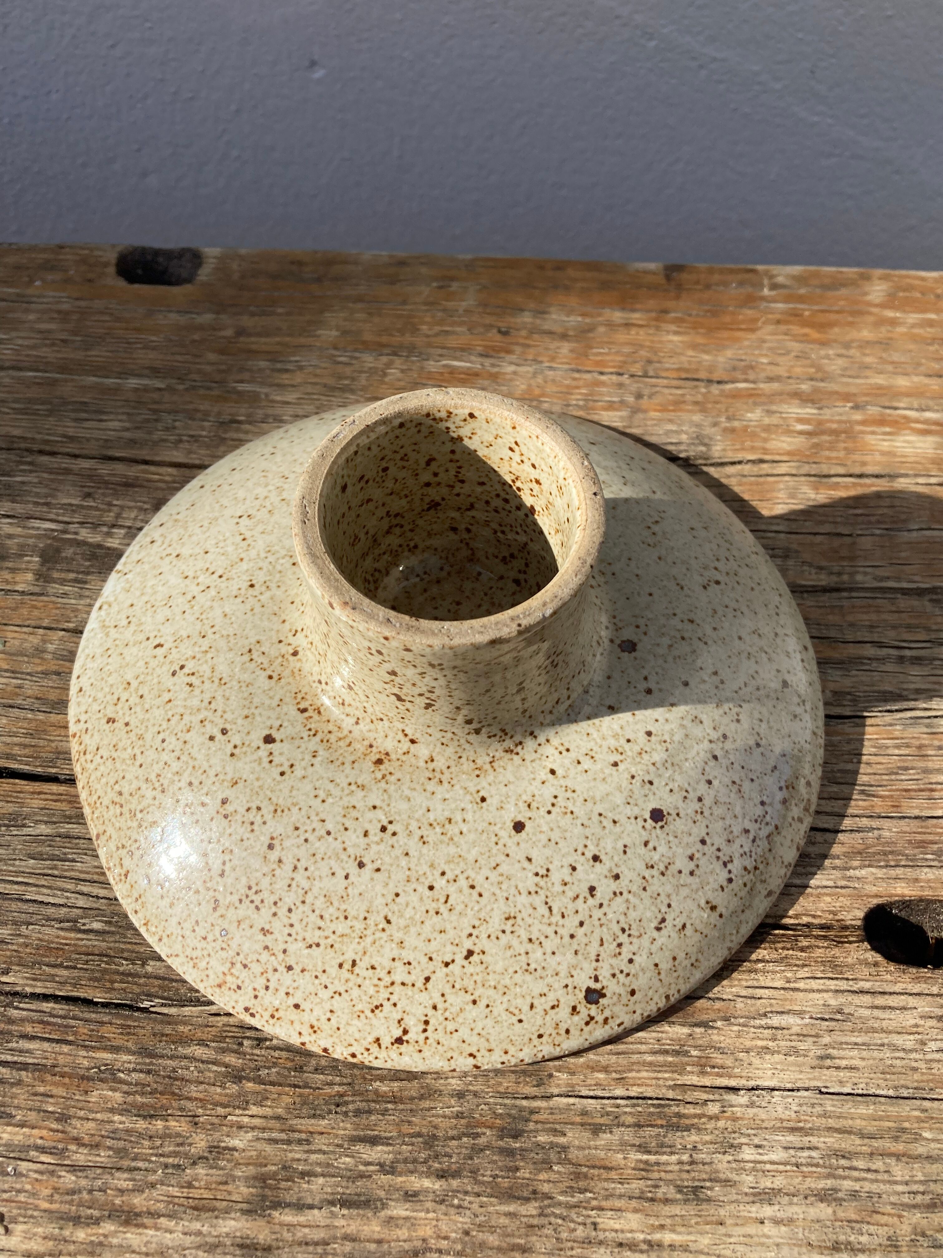 Standing cup in speckled enamelled sandstone brown beige