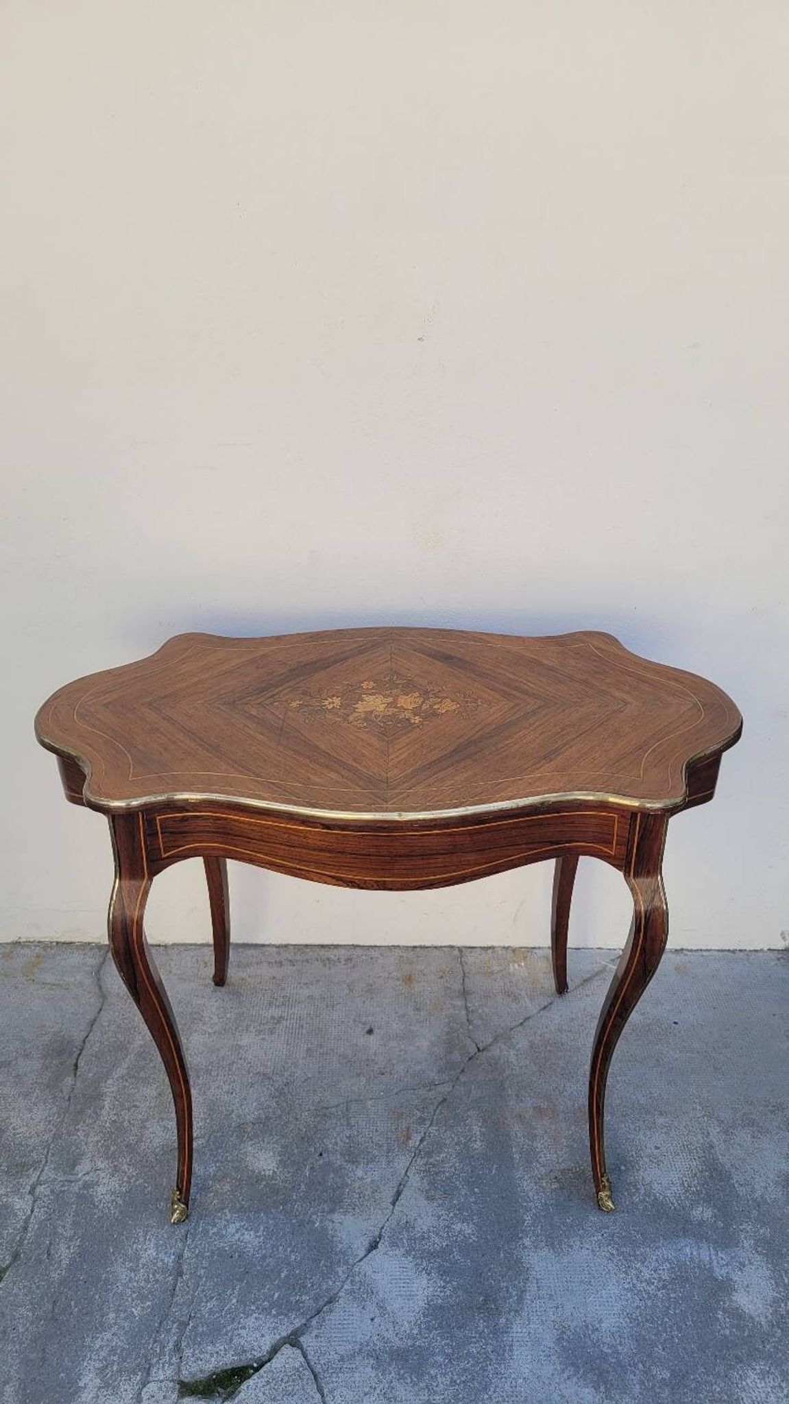 Table bureau de milieu de forme violonnée Napoléon iii 19ème en marqueterie