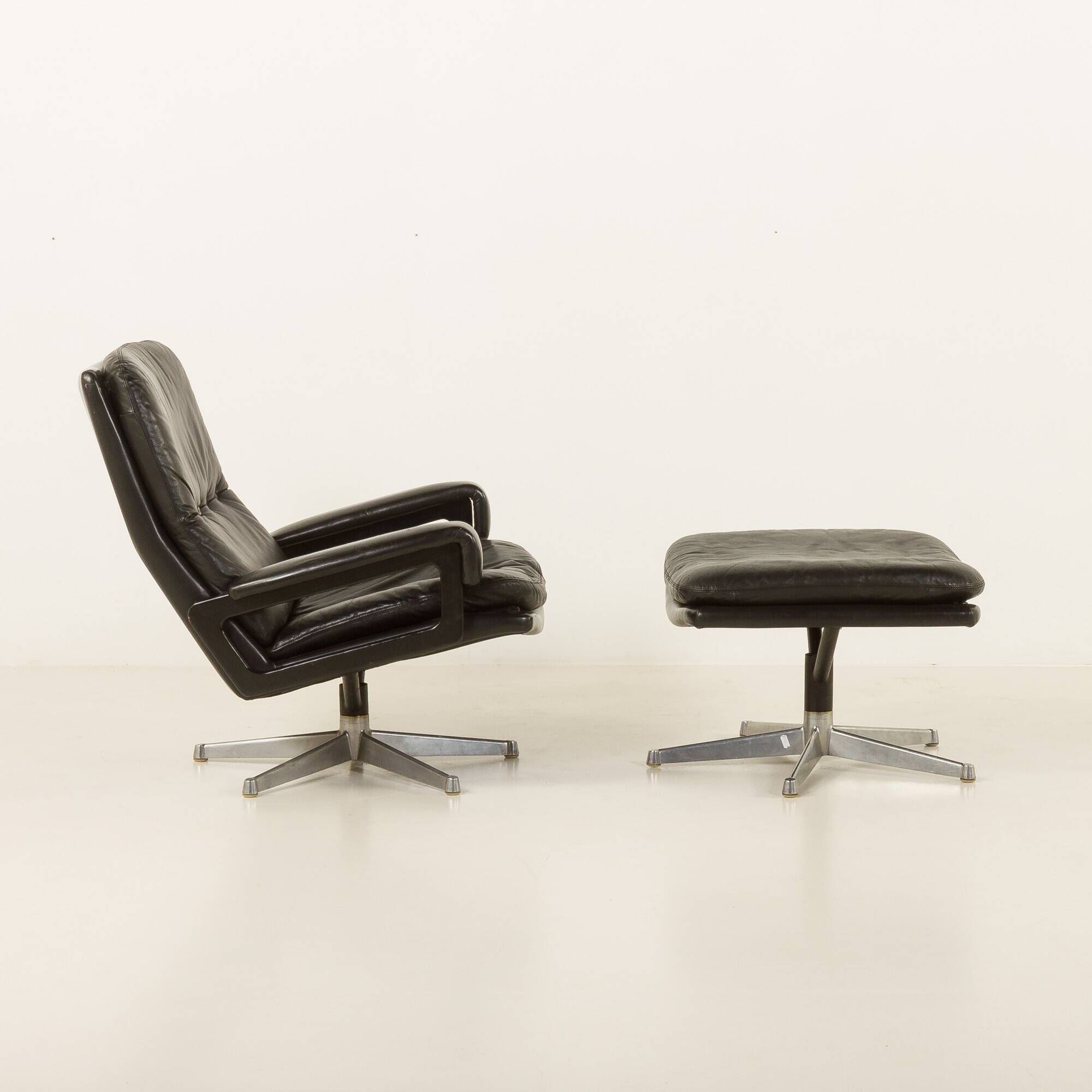 Fauteuil lounge vintage avec tabouret par André Vandenbrouck