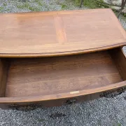 Commode galbée style Louis XV en noyer massif 